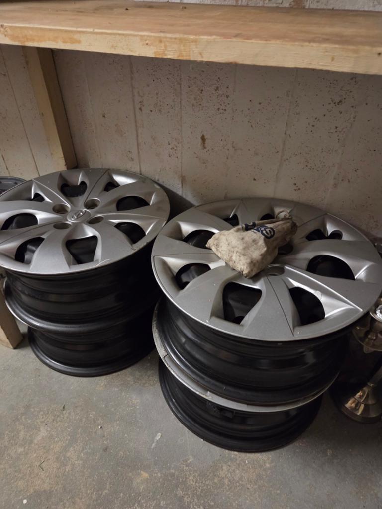 Hyundai i20 (2017) 15 inch 4 st stalen velgen met wieldoppen, Ophalen, Gebruikt