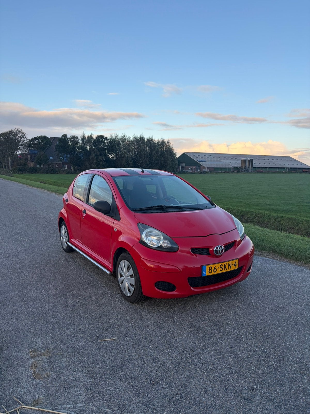 Toyota Aygo 1.0 12V Vvt-i 5DRS 2012 Rood, Voorwielaandrijving, Zwart, 4 stoelen, 68 pk
