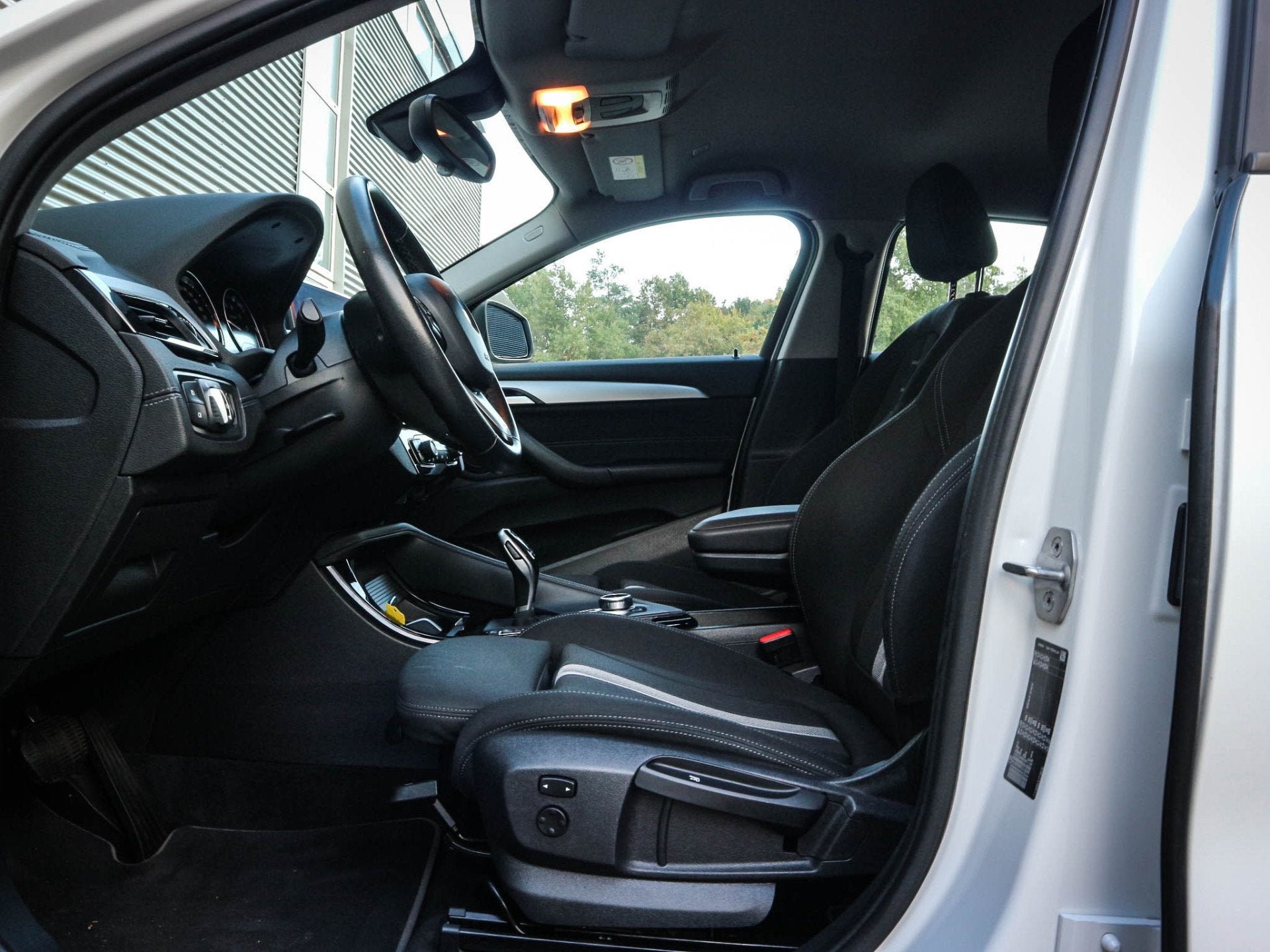 BMW X2 sDrive18i High Executive Clima | Cruise | Navi | Led, Auto's, Gebruikt, Euro 6, Wit, Grijs