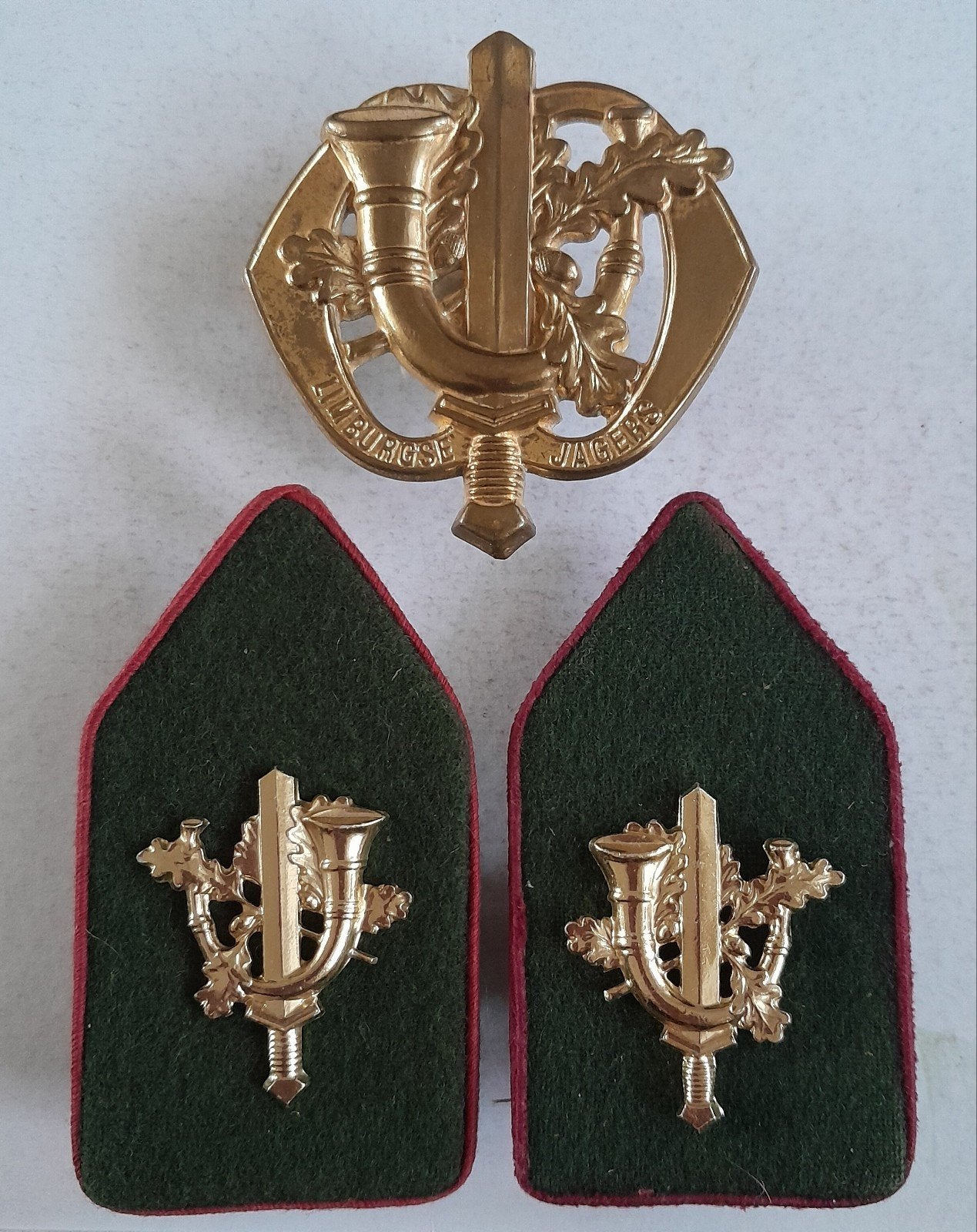 Set emblemen van het R.I.  Limburgse Jagers, Ophalen of Verzenden, Landmacht, Nederland, Embleem of Badge