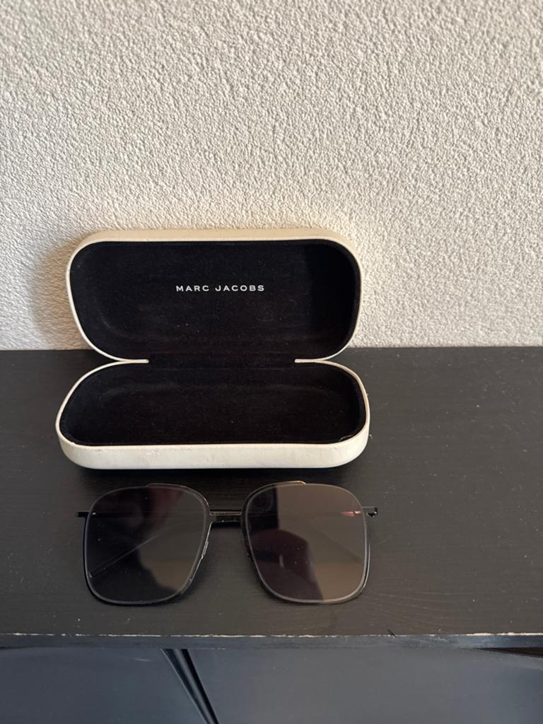 Marc Jacobs Zonnebril met etui, Overige merken, Zonnebril, Zwart, Ophalen of Verzenden