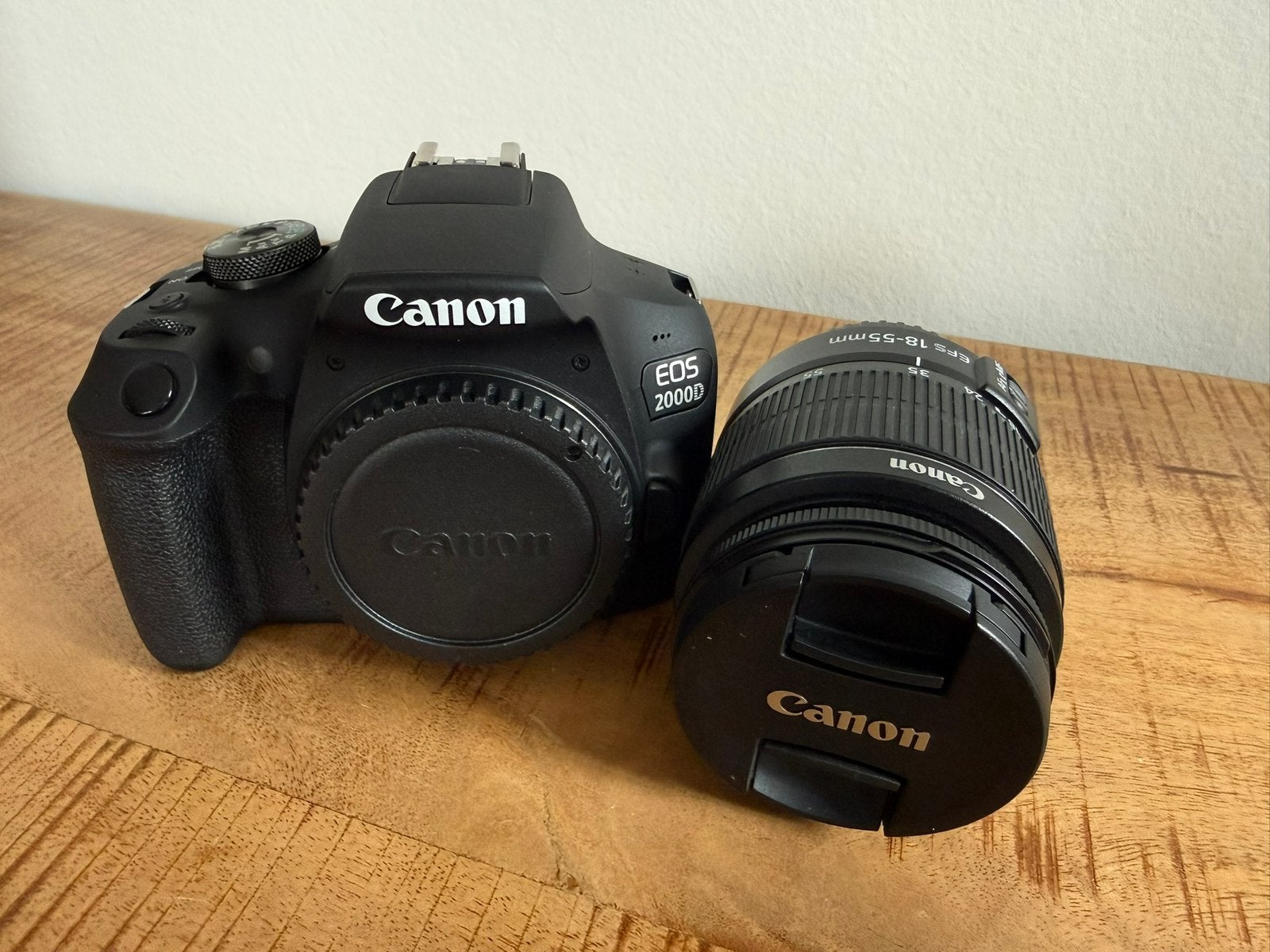 Canon EOS 2000D Spiegelreflexcamera met EF-S 18-55mm Lens, Canon, Ophalen of Verzenden, Zo goed als nieuw, Standaardlens