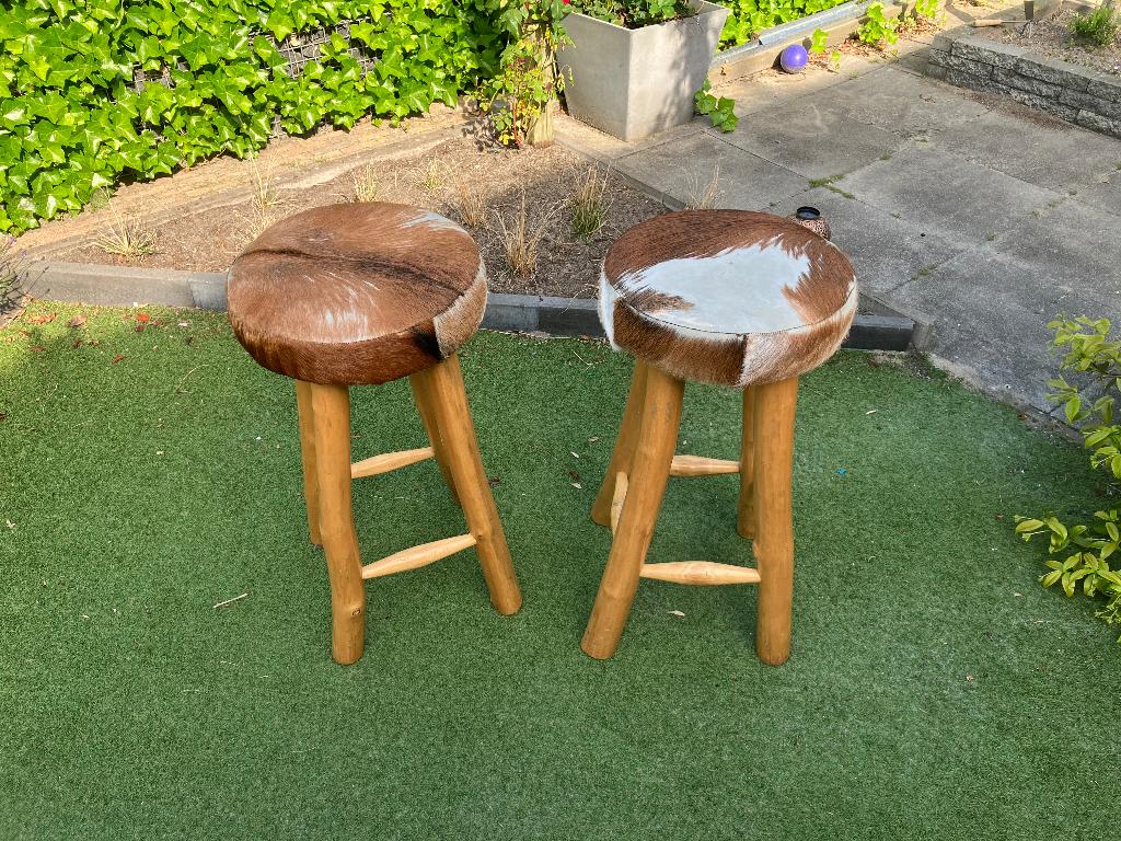 2  houten Barkrukken met koeienhuid, Ophalen, Gebruikt, 60 tot 90 cm, Hout