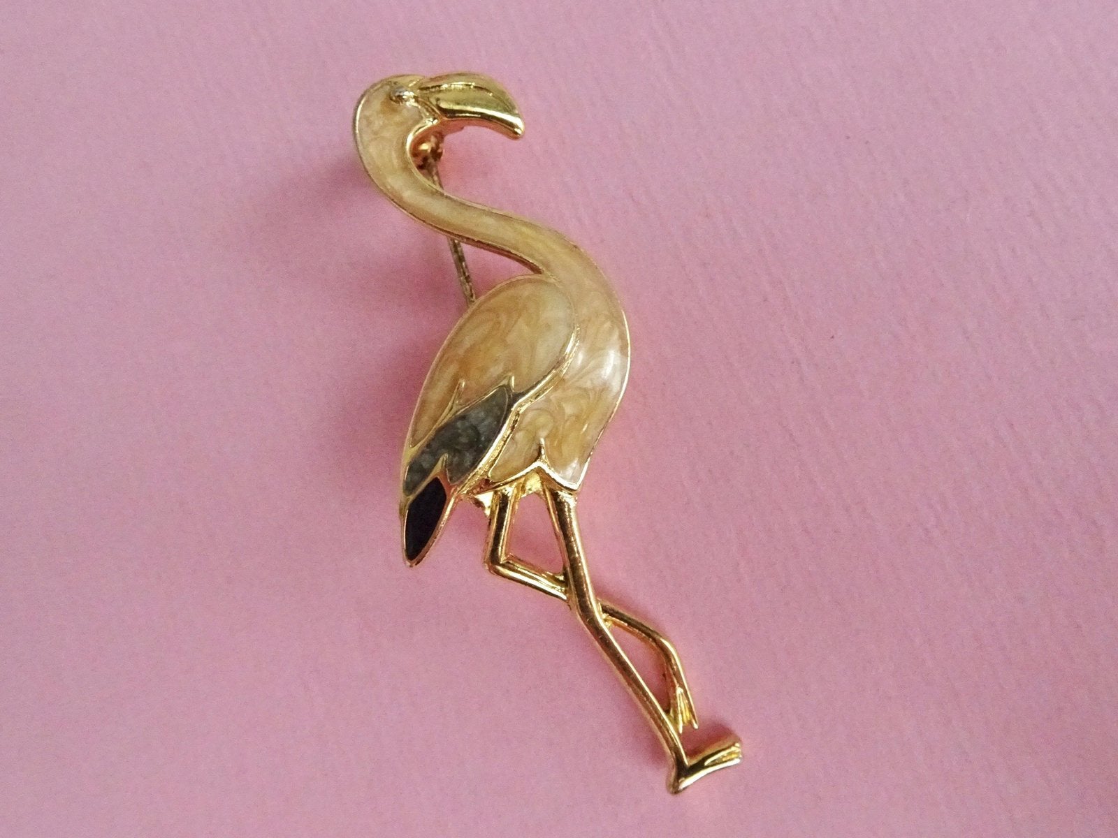 jwg Vintage 60s flamingo vogel broche emaille roze goud klr, Sieraden, Tassen en Uiterlijk, Verzenden, Overige materialen, Broche