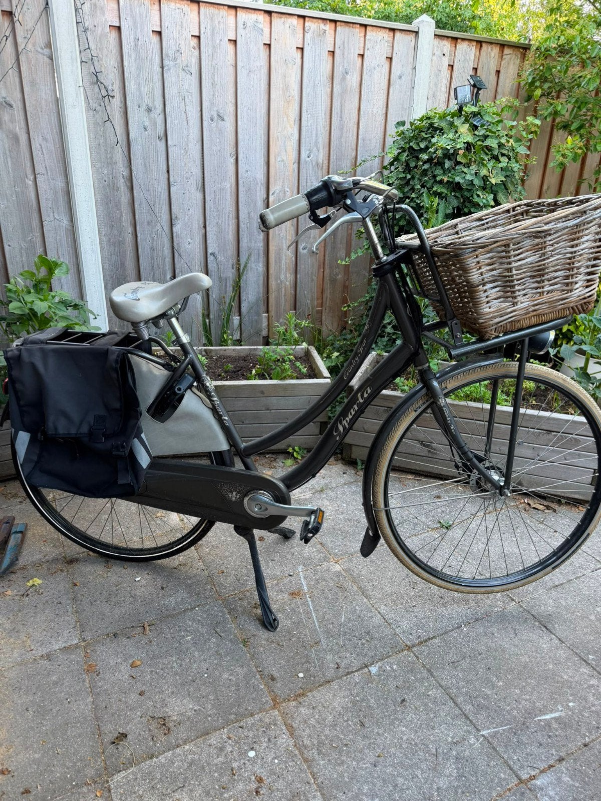 Sparta Country Tour Damesfiets met Mand en Fietstassen, Ophalen, Terugtraprem, Sparta, Versnellingen