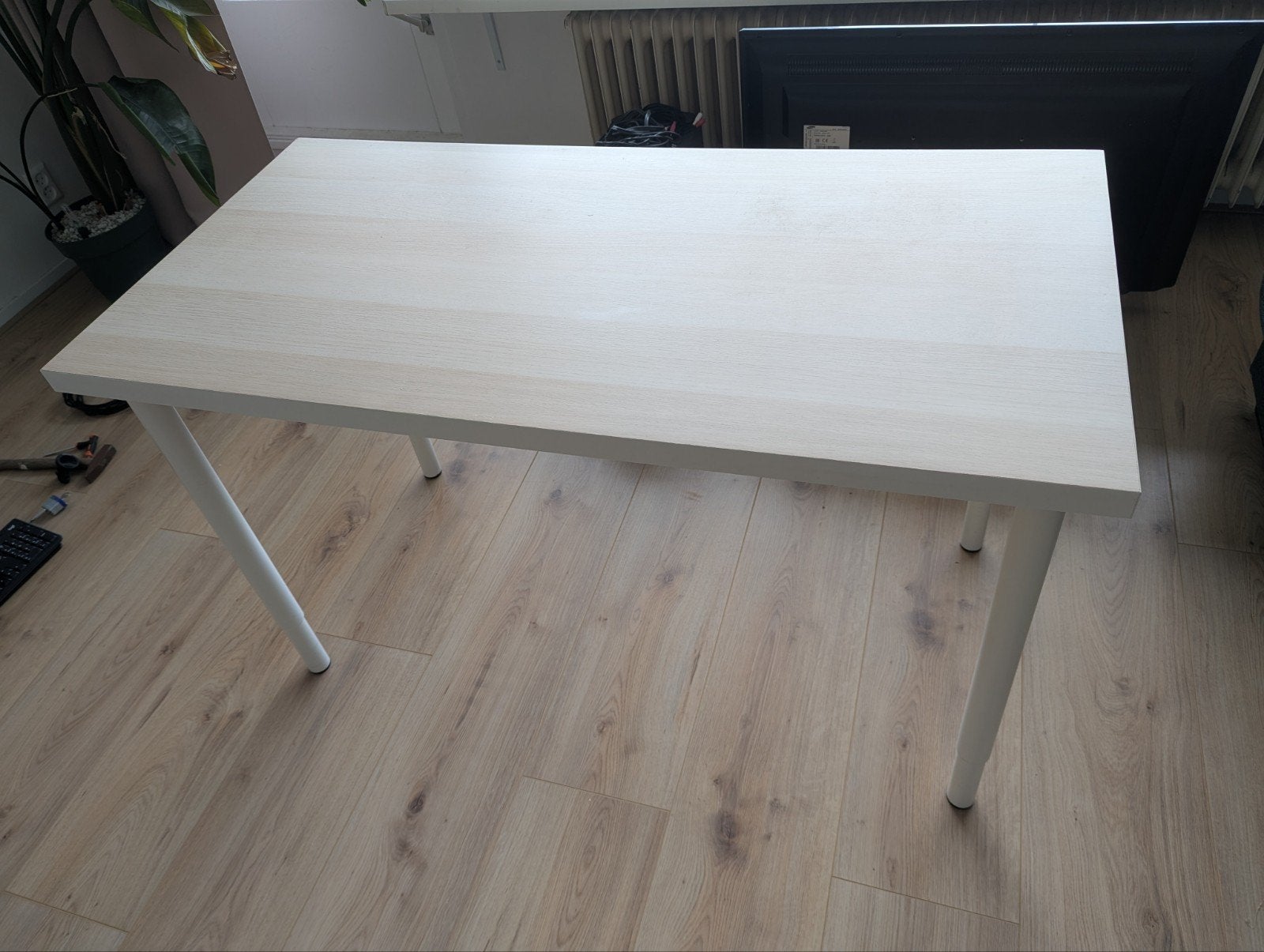 IKEA bureau met verstelbare witte poten, Huis en Inrichting, Ophalen, Gebruikt, 100 tot 150 cm, Tot twee personen