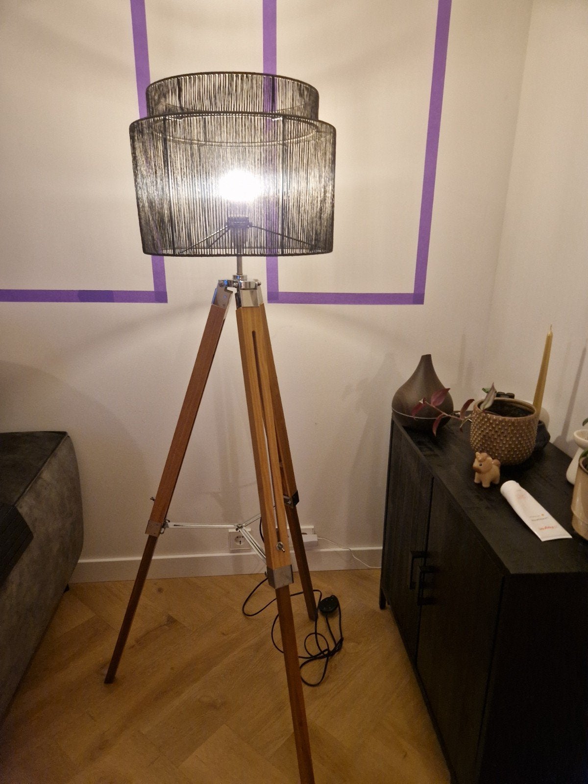 Staande lamp met houten driepoot en zwarte kap, Modern, Scandinavisch, Zo goed als nieuw, Hout, 150 tot 200 cm