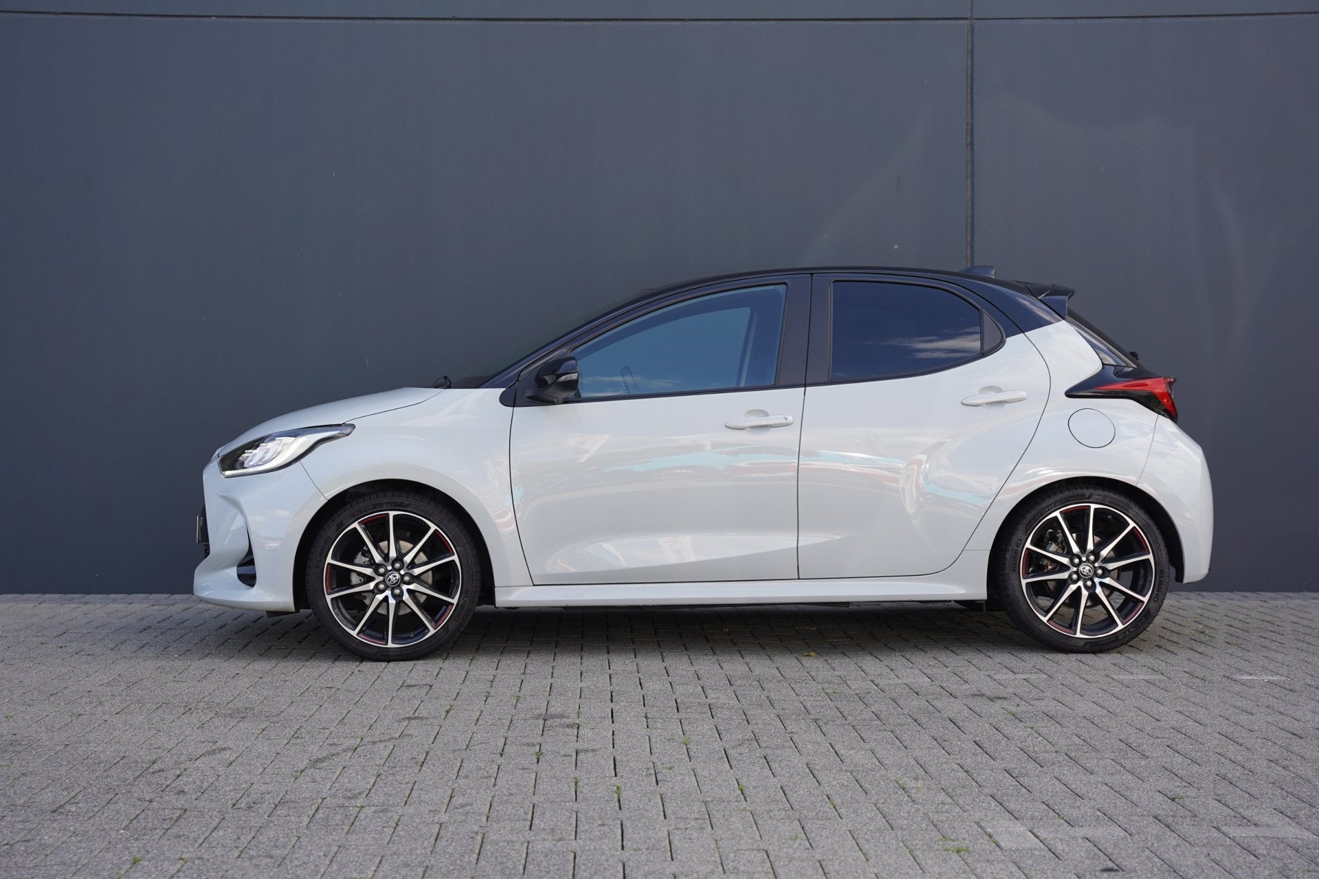 Toyota Yaris 1.5 Hybrid GR Sport |Head up|Dealer o.h.|Adapt., Auto's, Dealer onderhouden, Gebruikt, Zwart, 116 pk