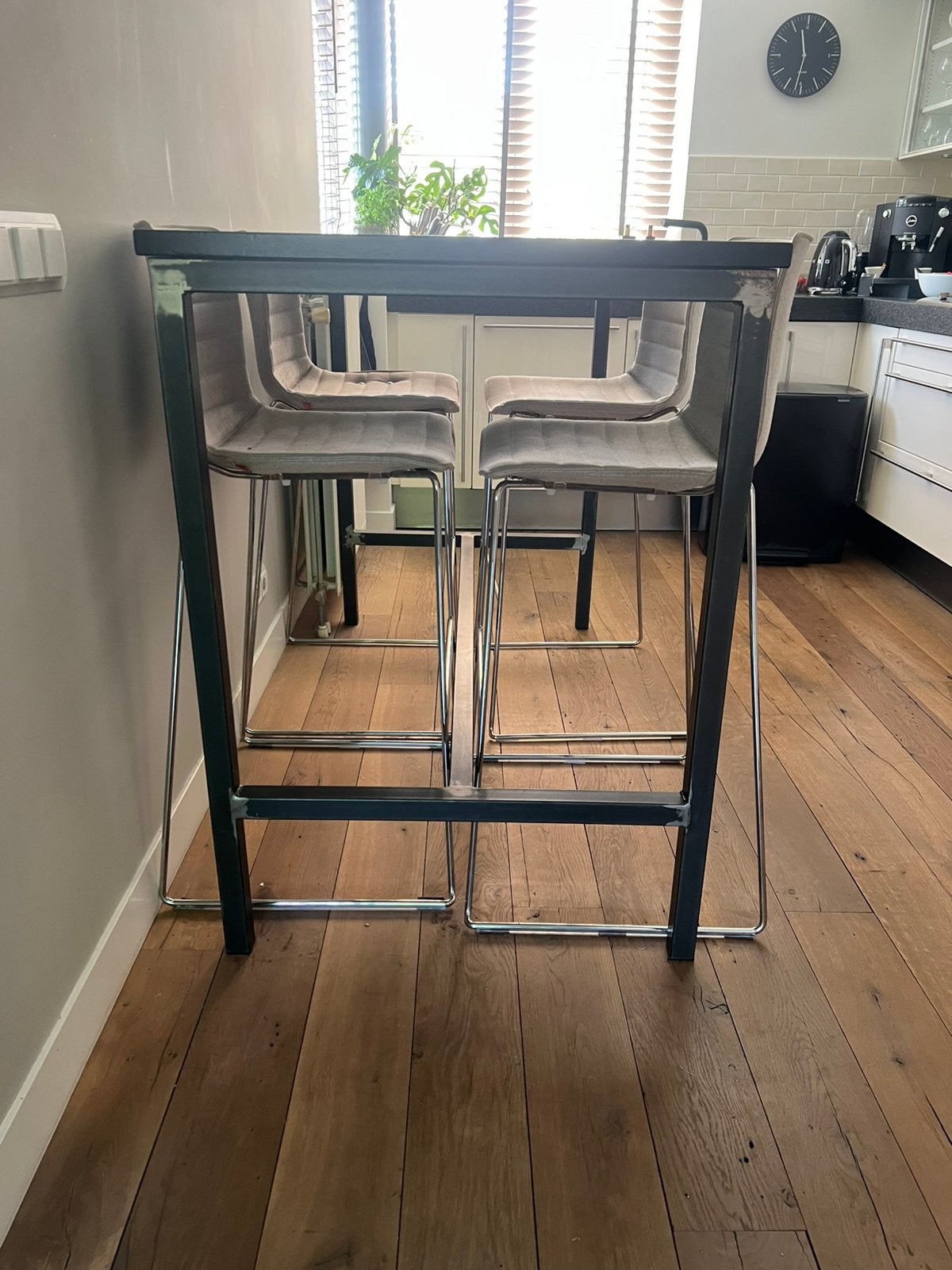 Hoge eettafel of statafel met bijpassende barkrukken (Arper), Ophalen, Zo goed als nieuw