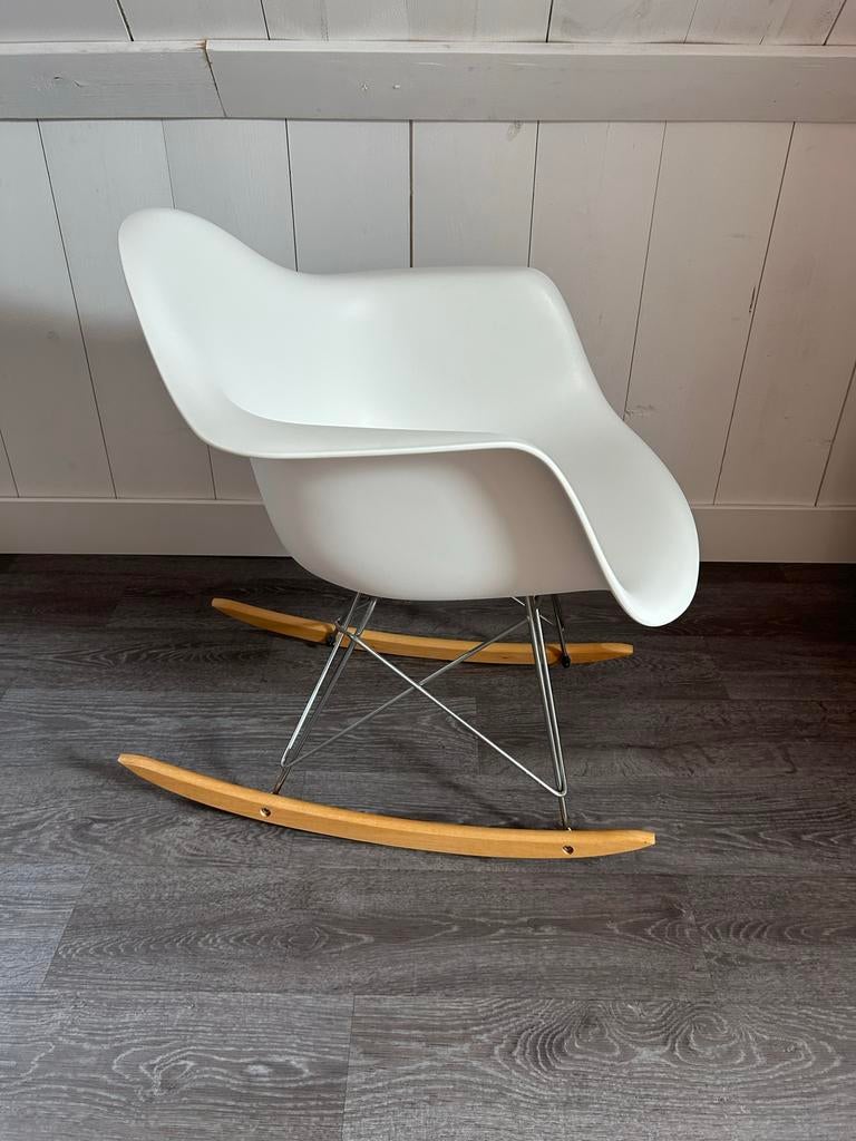 Witte kuip wipstoel met ijzeren onderstel en houten runners, Huis en Inrichting, Stoelen, Ophalen, Hout, Wit, Zo goed als nieuw