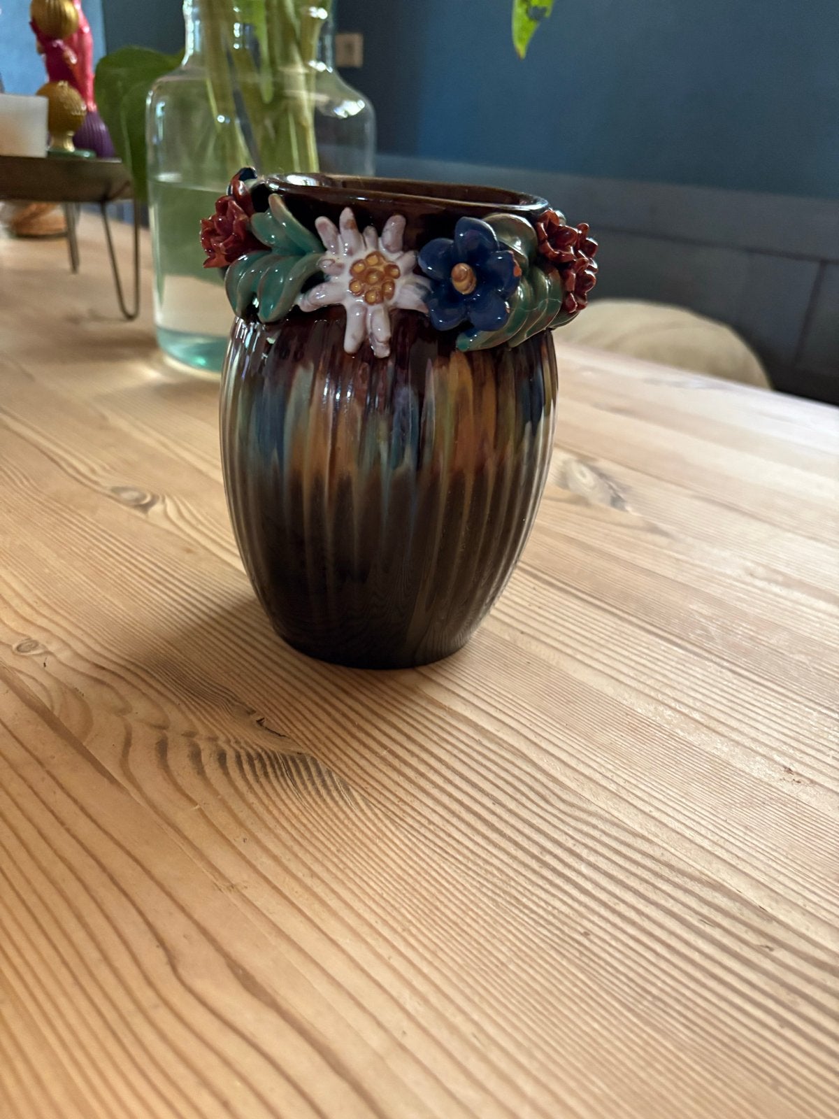 Vintage Oostenrijkse Vaas met Bloemen Reliëf, Antiek en Kunst, Ophalen