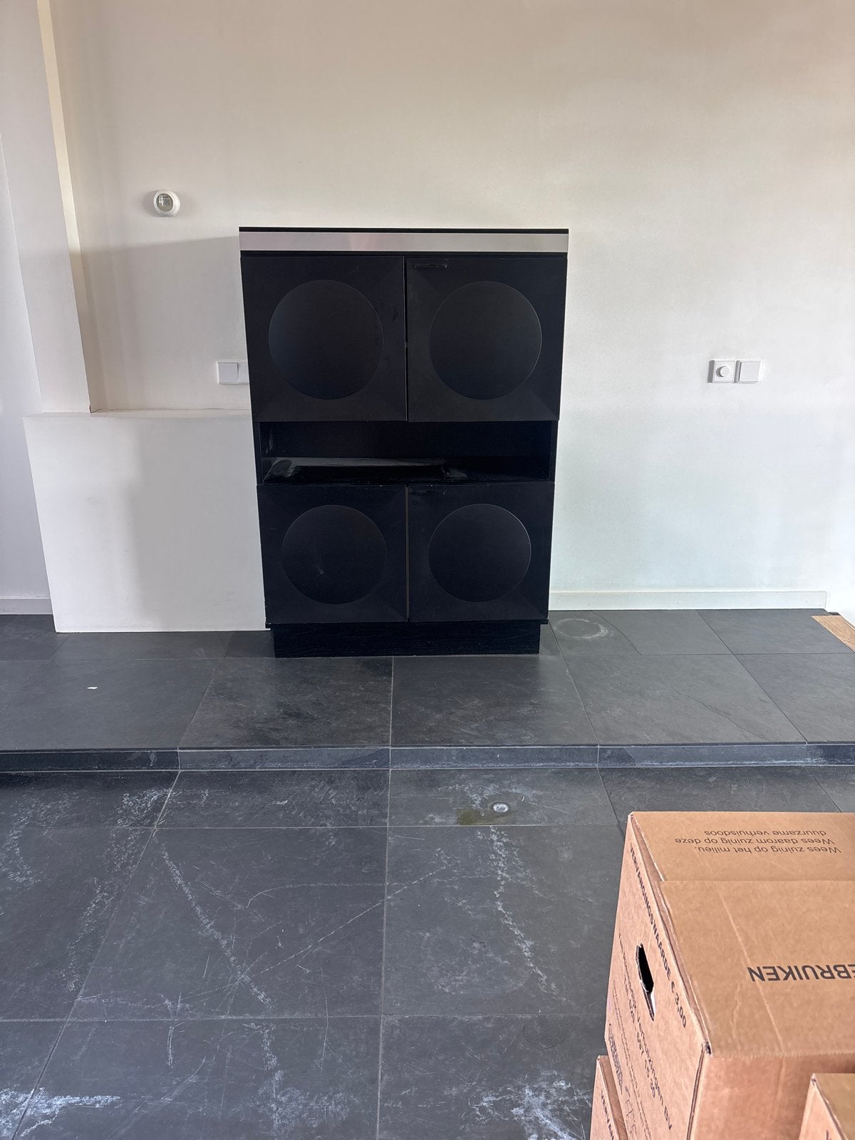 Brutalist kastje met cirkeldetails, Ophalen, Gebruikt