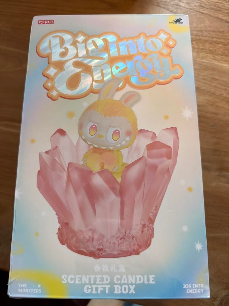 Pop Mart Big Into Energy Geurkaars Gift Box, Huis en Inrichting, Woonaccessoires | Kandelaars en Kaarsen, Nieuw, Kaars, Minder dan 25 cm