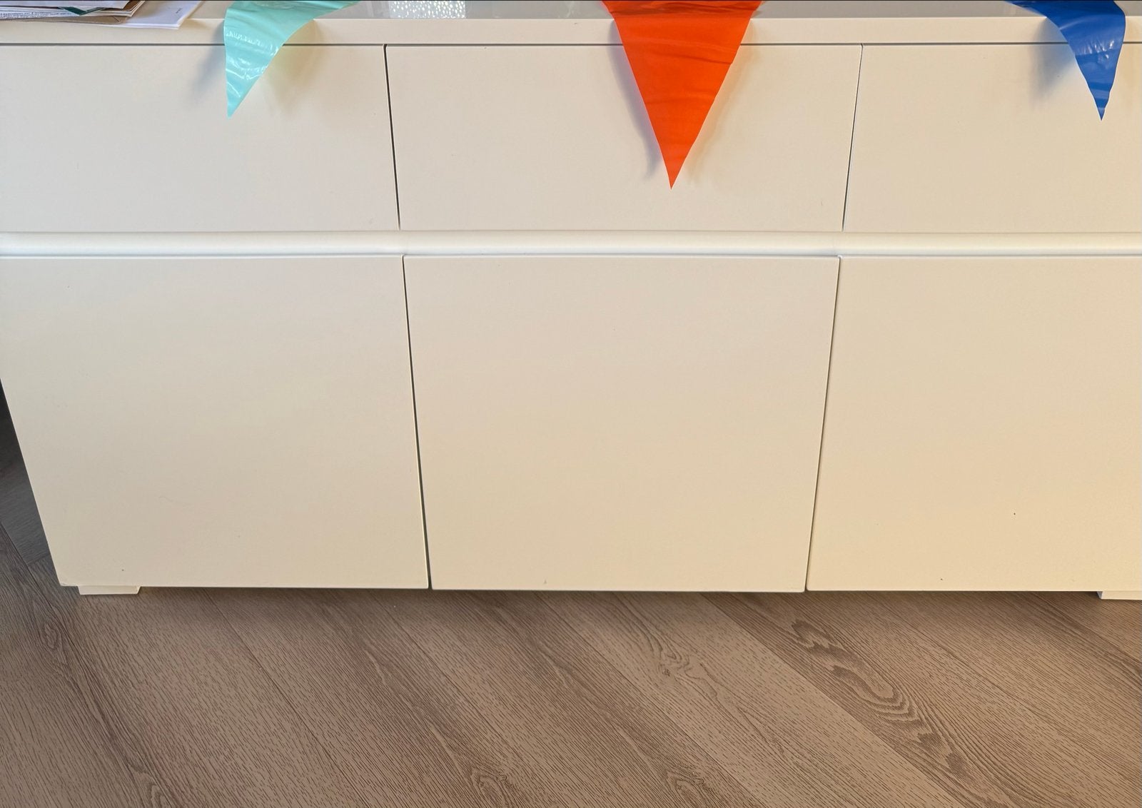 Witte kast met deuren en planken, Ophalen, Gebruikt, 100 tot 150 cm, 25 tot 50 cm