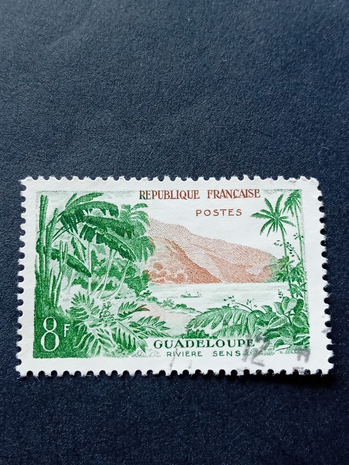 Guadeloupe Rivère Sens postzegel, 8F, Republique Française, Ophalen of Verzenden, Overige landen