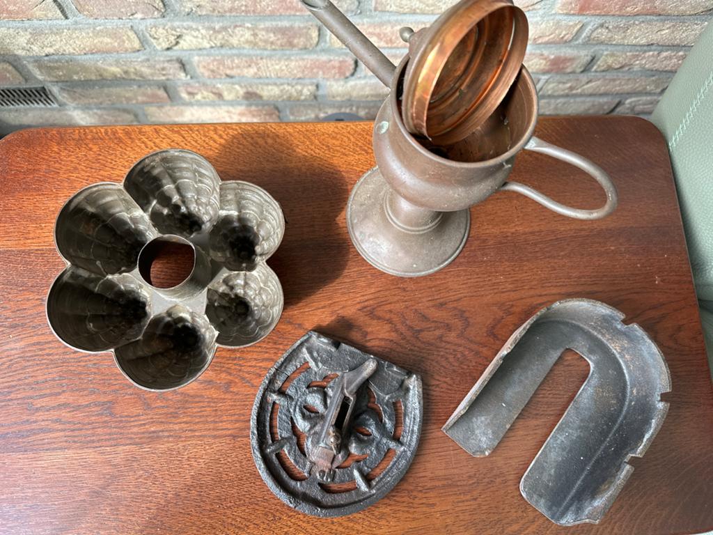 Antiek allerlei: Koperen olielamp, bakvorm en gietijzer, Ophalen of Verzenden
