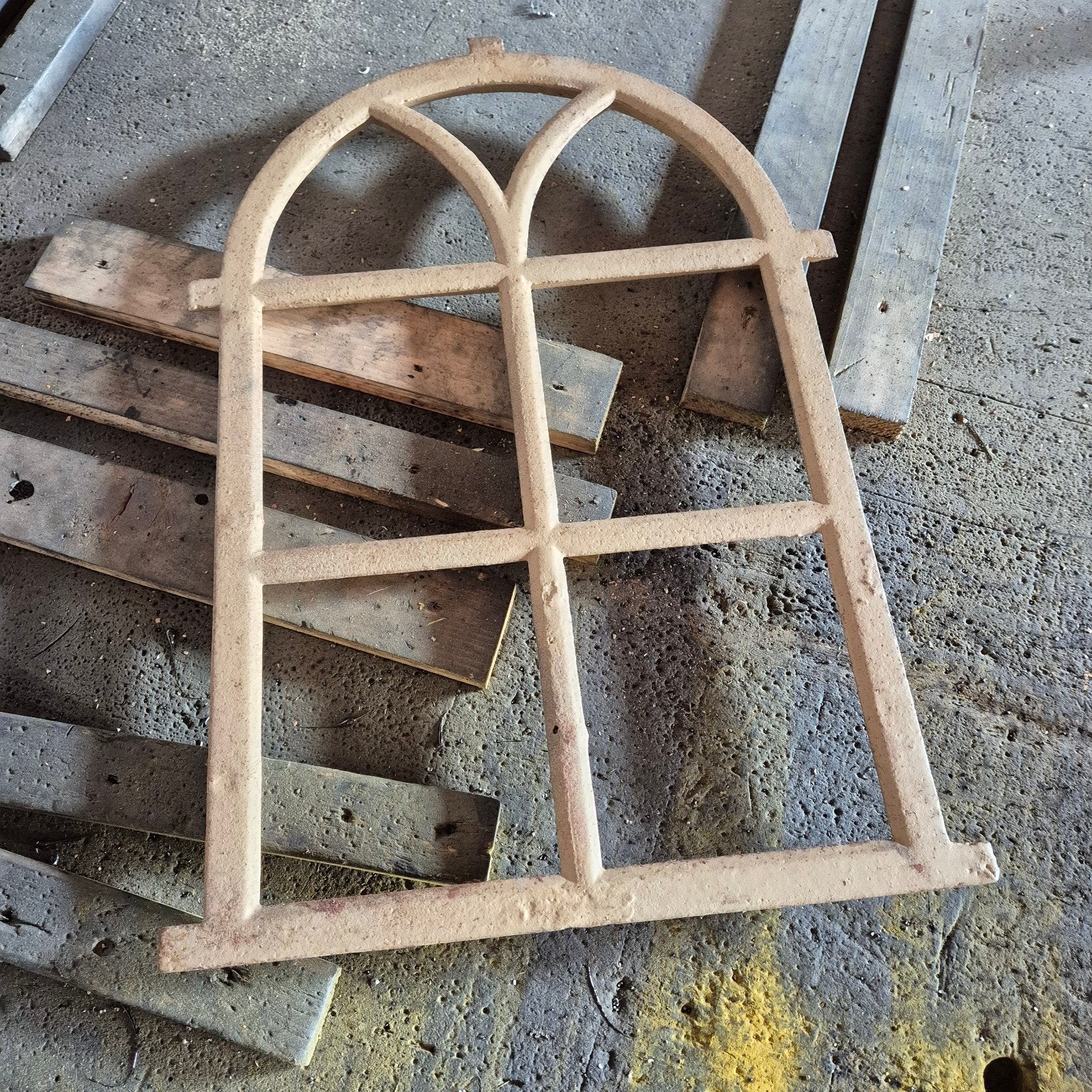 Decoratief gietijzeren stalraam, gotische stijl, Doe-het-zelf en Verbouw, Ophalen, Gevelraam of Ruit, Gebruikt, Minder dan 80 cm
