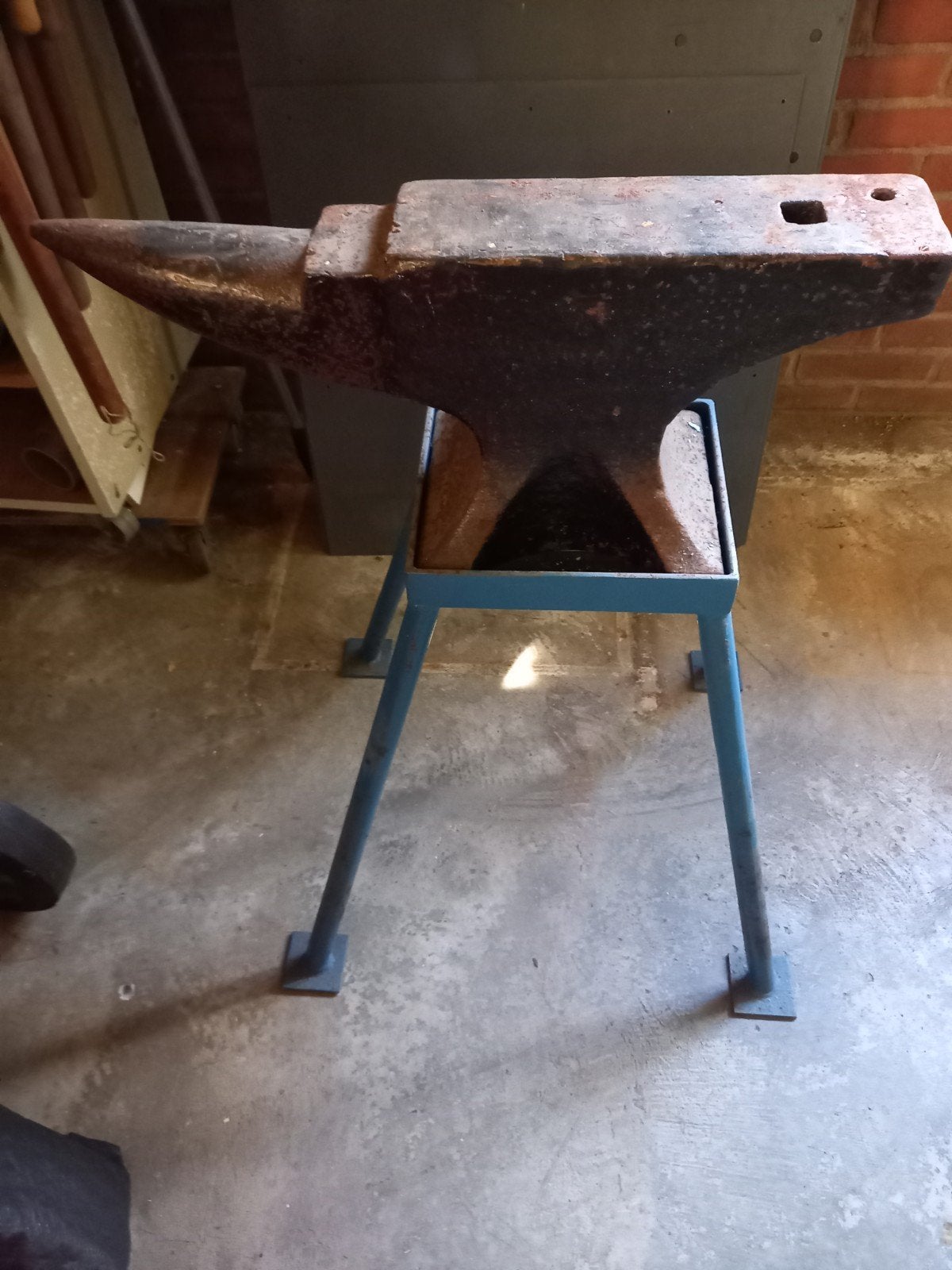 Robuust aambeeld op ijzeren standaard 58 cm,, Ophalen of Verzenden, Gebruikt, Overige typen, Overige merken