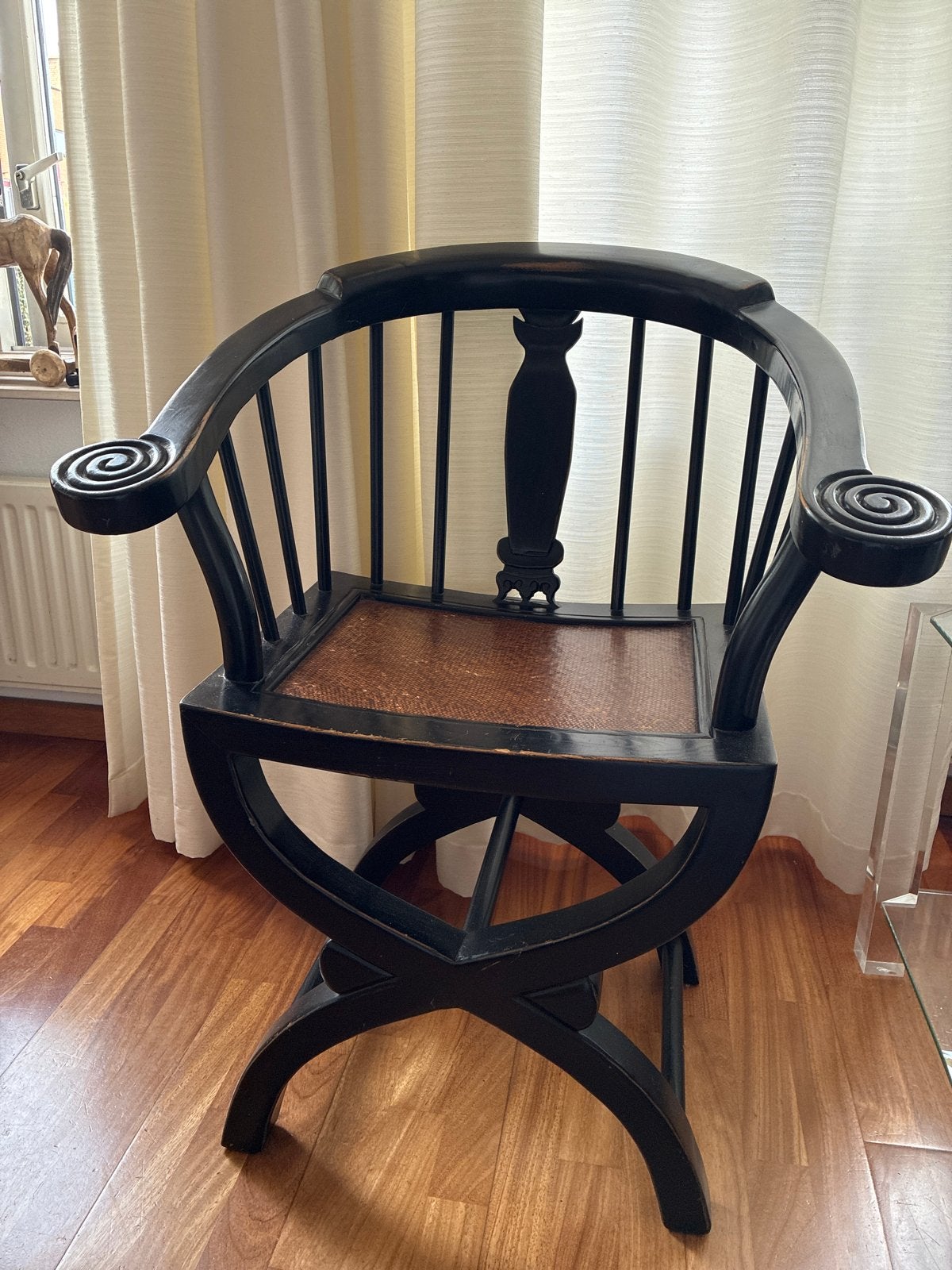 Antieke zwarte houten stoel met rotan zitting, Antiek en Kunst, Ophalen of Verzenden