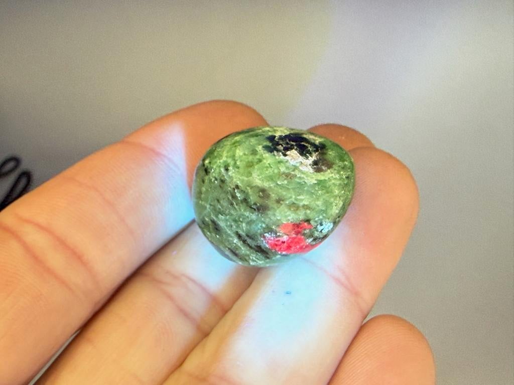 Robijn in Zoisiet Tanganyika artstone mineralen UV Actief, Verzamelen, Mineralen en Fossielen, Ophalen of Verzenden, Mineraal