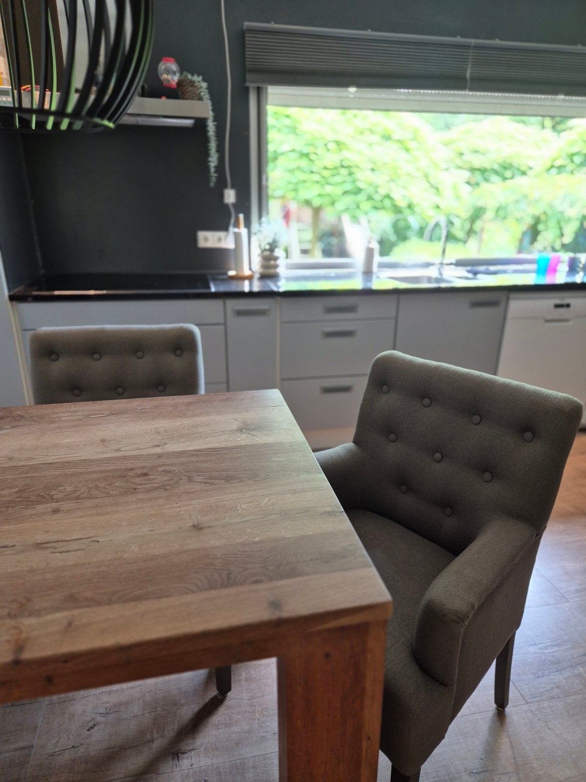 2 Goed uitziende grijze keukentafel stoelen. Bieden, Ophalen, Gebruikt, Twee, Stof