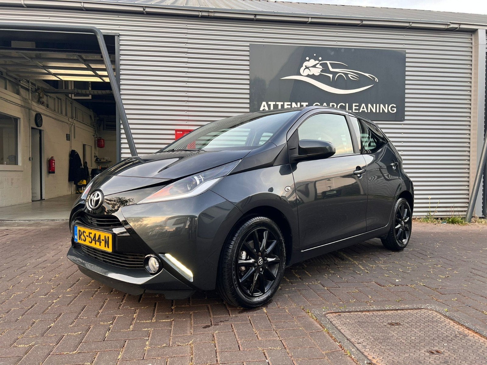 Toyota Aygo 1.0 Vvt-i 69pk 5D 2018 Grijs, Voorwielaandrijving, 4 stoelen, Origineel Nederlands, Handgeschakeld