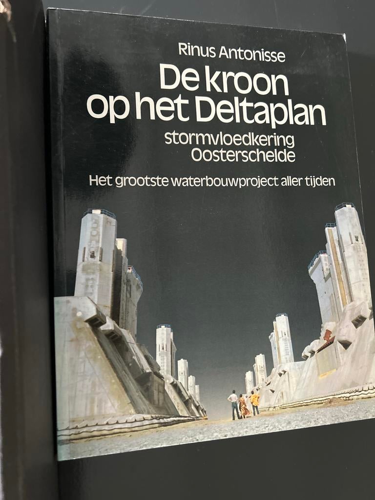 De kroon op het Deltaplan - Stormvloedkering Oosterschelde, Ophalen of Verzenden, Zo goed als nieuw, Bouwkunde