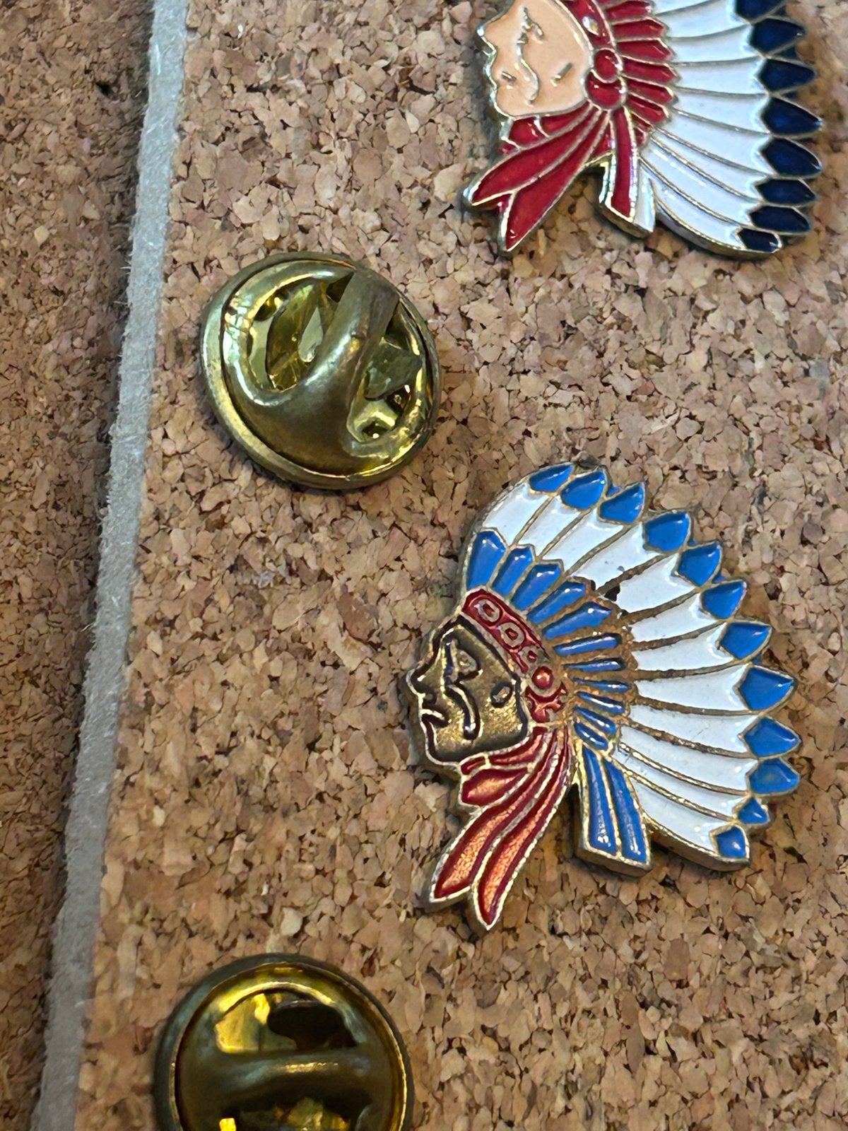 Indianen Hoofdtooi Pin, Ophalen of Verzenden, Gebruikt, Overige onderwerpen, Speldje of Pin