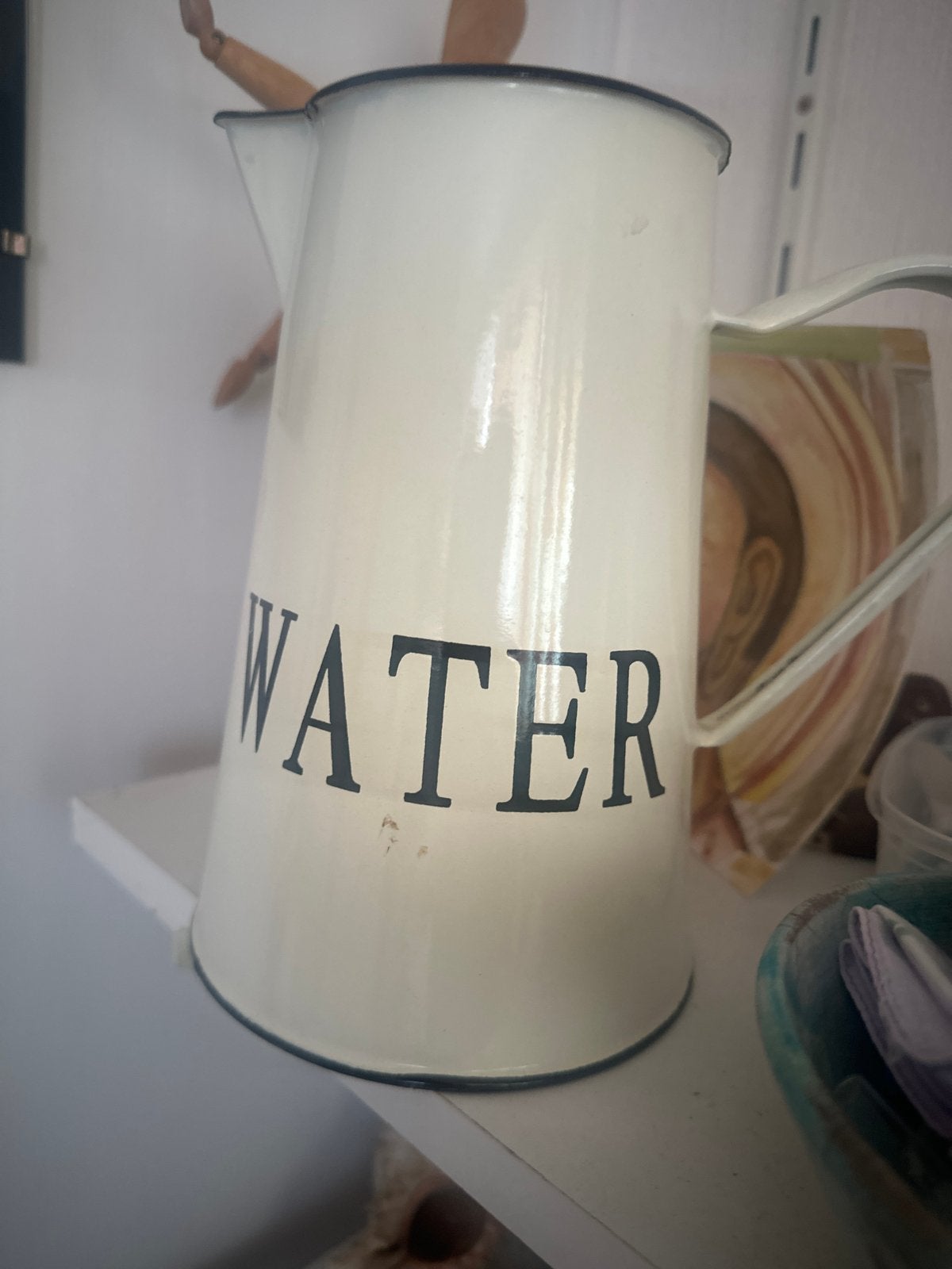 Vintage geëmailleerde waterkan, Ophalen