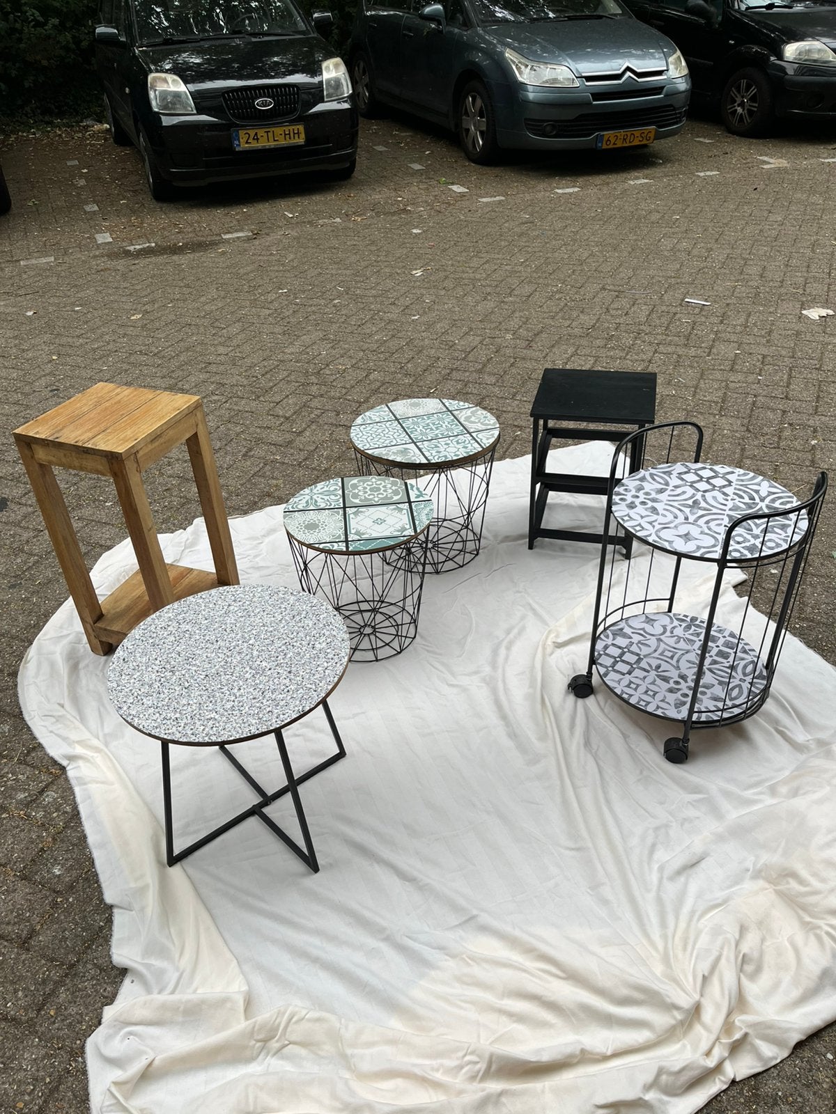 Bijzet tafeltjes., Ophalen