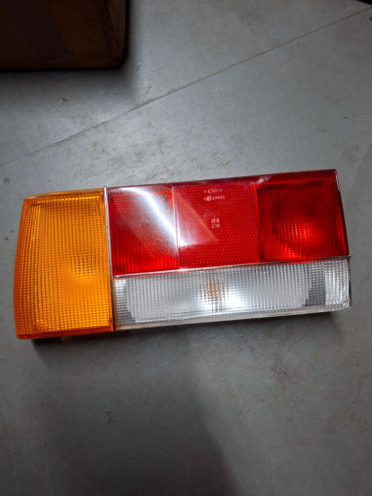 Peugeot 505 linker achterlicht - nieuw origineel onderdeel, Ophalen of Verzenden, Nieuw, Peugeot