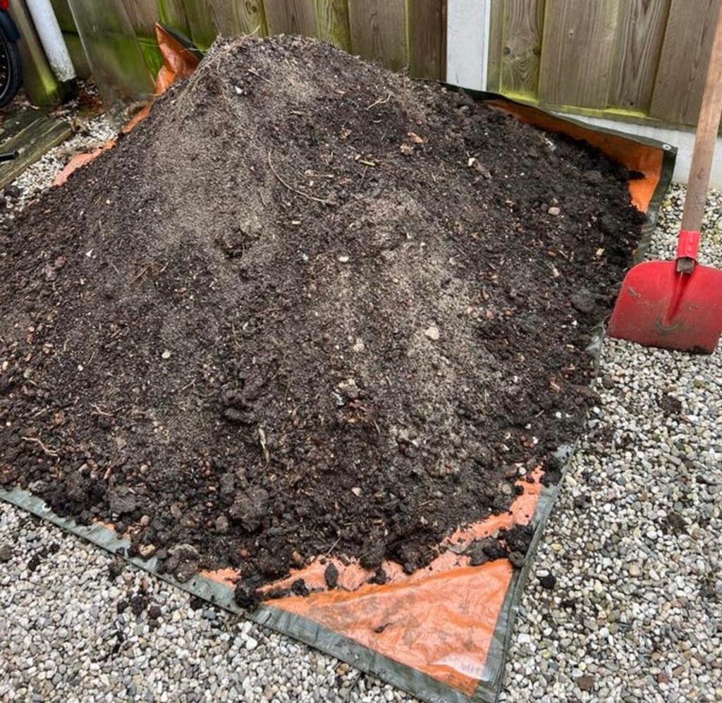 Gratis zwarte grond/tuinaarde (1-1,5 kuub) af te halen, Ophalen, Tuinaarde