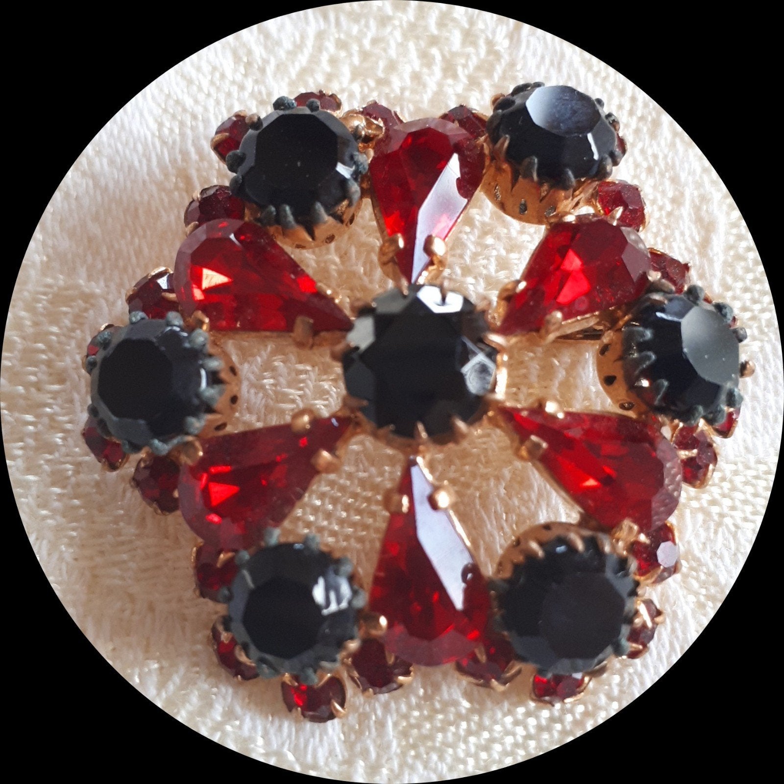 Oude Vergulde Broche met Rode + Zwarte Rijnstenen., Ophalen of Verzenden, Overige materialen, Broche, Verguld