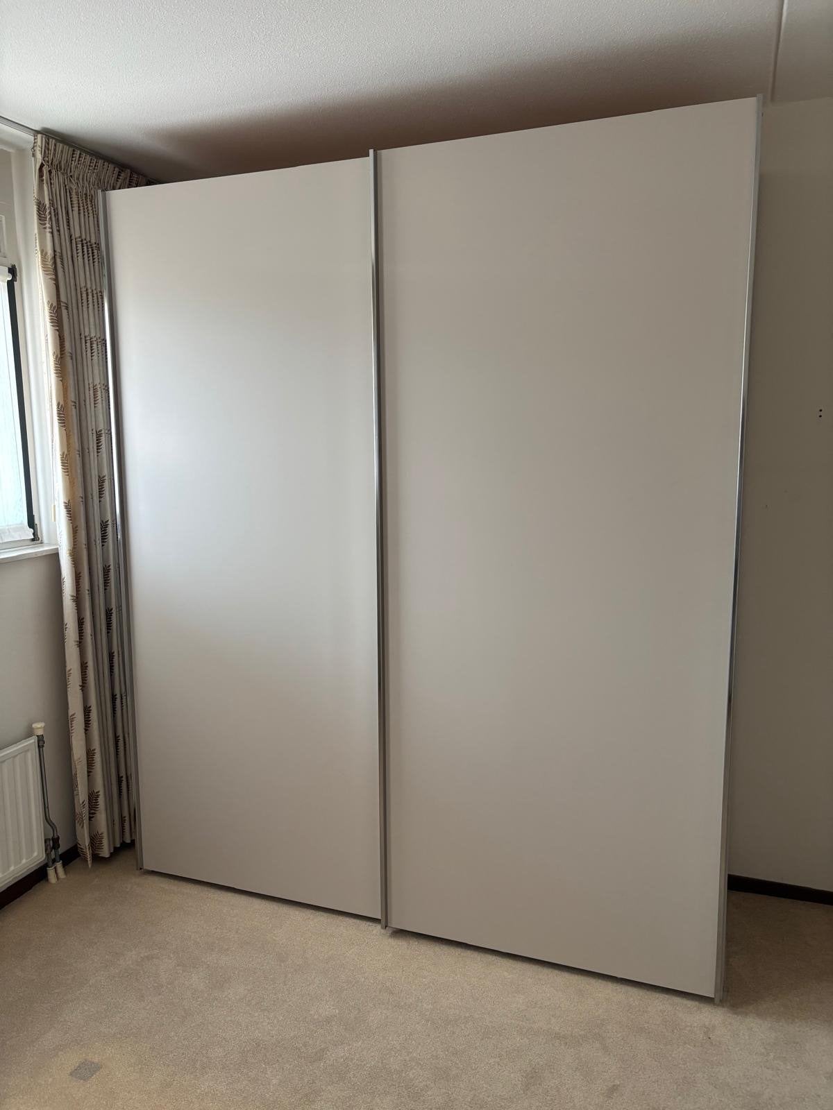 Kledingkast met schuifdeuren en veel opbergruimte, Met plank(en), Gebruikt, 100 tot 150 cm, 200 cm of meer