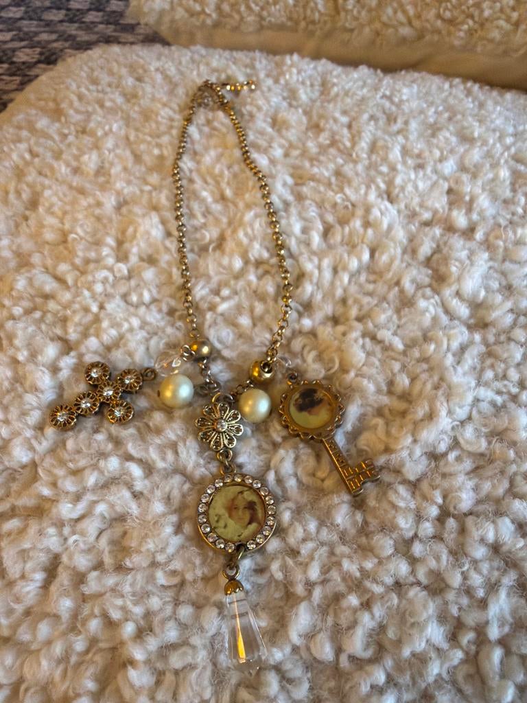 Gouden ketting met bedels: kruis, sleutel, parels en parels, Sieraden, Tassen en Uiterlijk, Kettingen, Gebruikt, Overige materialen