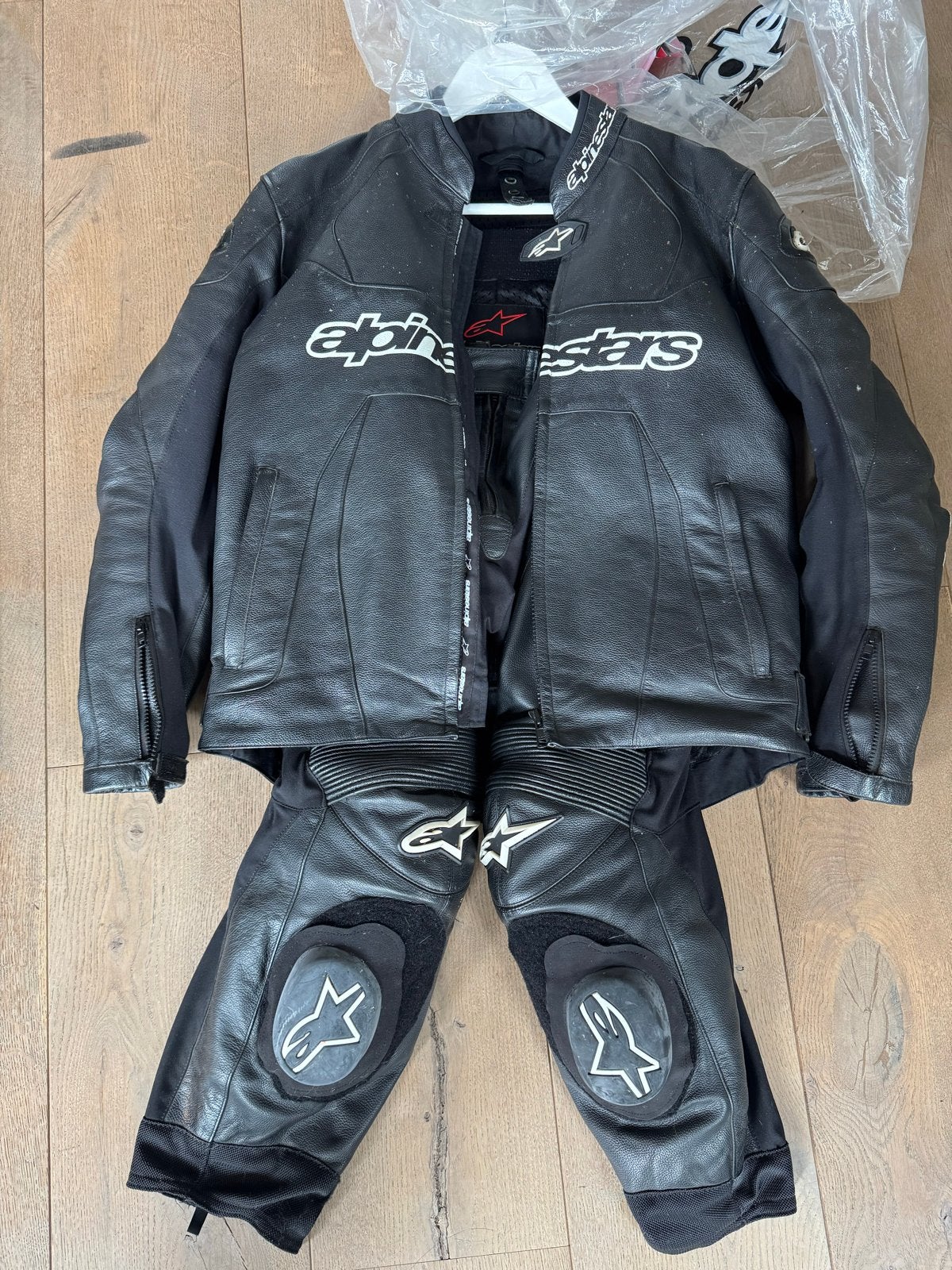 Alpinestars tweedelig motorpak - zwart leer - Euro 52, Motoren, Kleding | Motorkleding, Ophalen, Tweedehands, Heren, Combipak