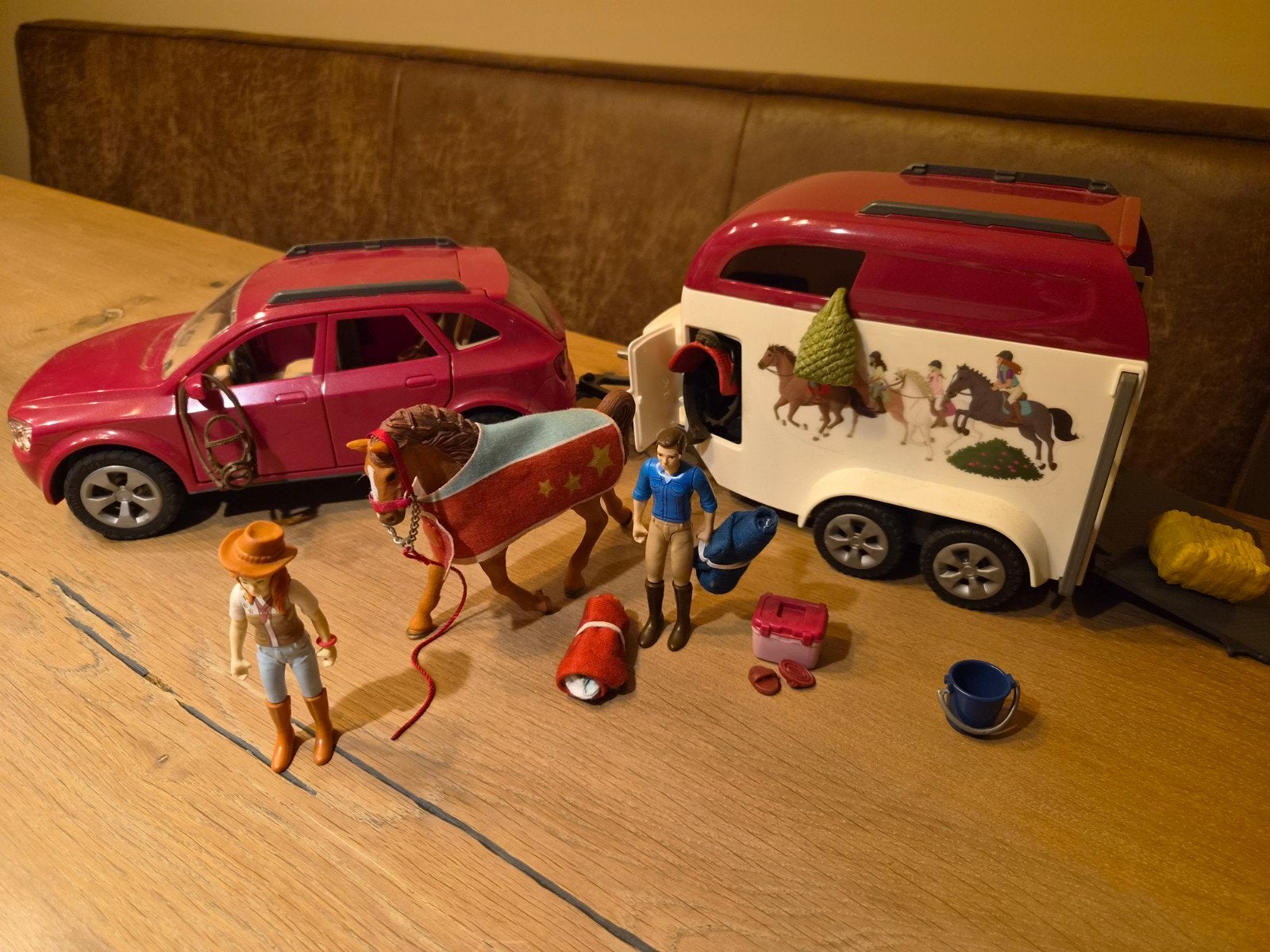 Grote Schleich Paardenset met auto, trailer en stal, Ophalen of Verzenden, Zo goed als nieuw