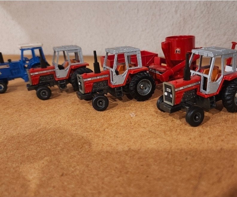 Setje Ertl 1:64 trekkers met werktuigen. Ford MF McCormick, Ophalen of Verzenden, Gebruikt, Tractor of Landbouw, ERTL