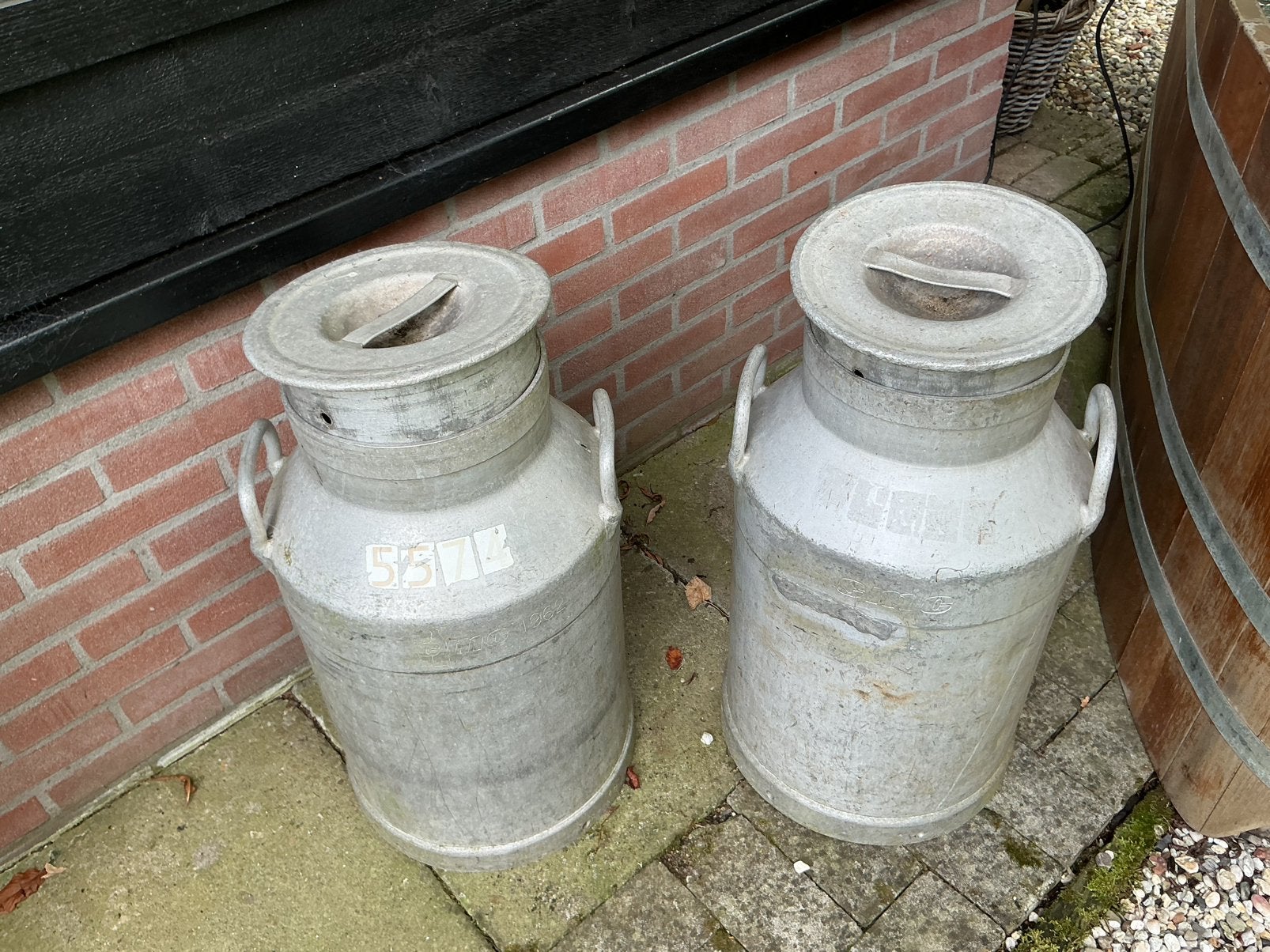2 melkbussen, hoogte is 63 cm, Ophalen, Gebruikt