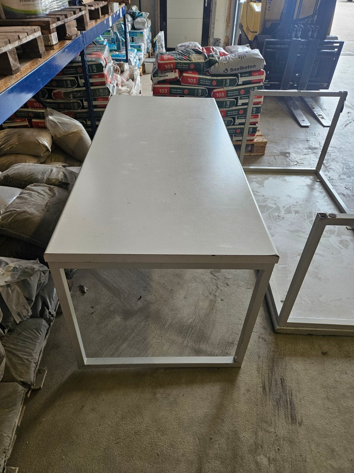 Robuuste werktafels met metalen onderstel, Ophalen, Gebruikt, 50 tot 100 cm, 150 tot 200 cm