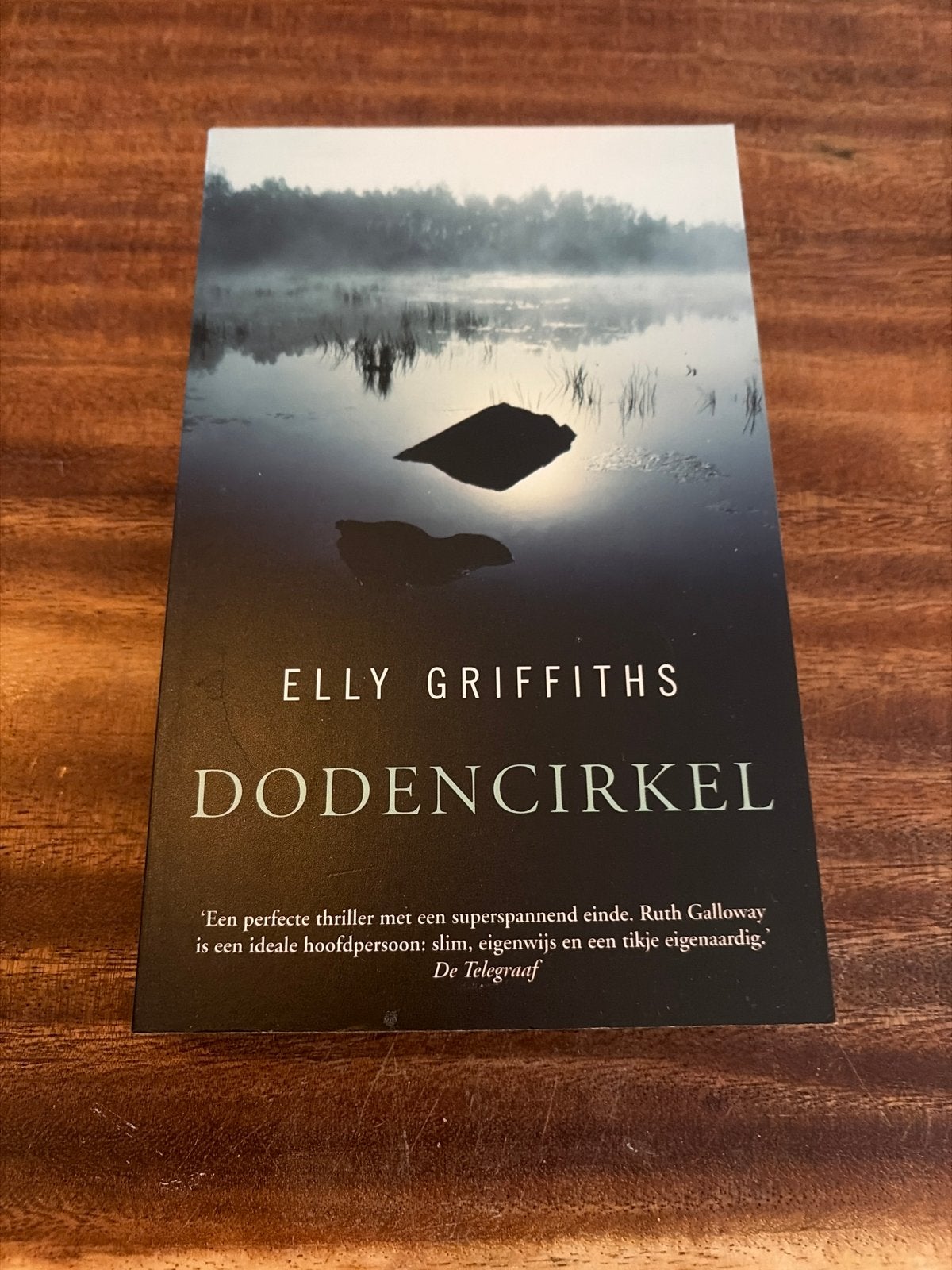 DODENCIRKEL - Elly Griffiths (thriller) - V2, Boeken, Thrillers, Gelezen, Europa overig, Ophalen of Verzenden