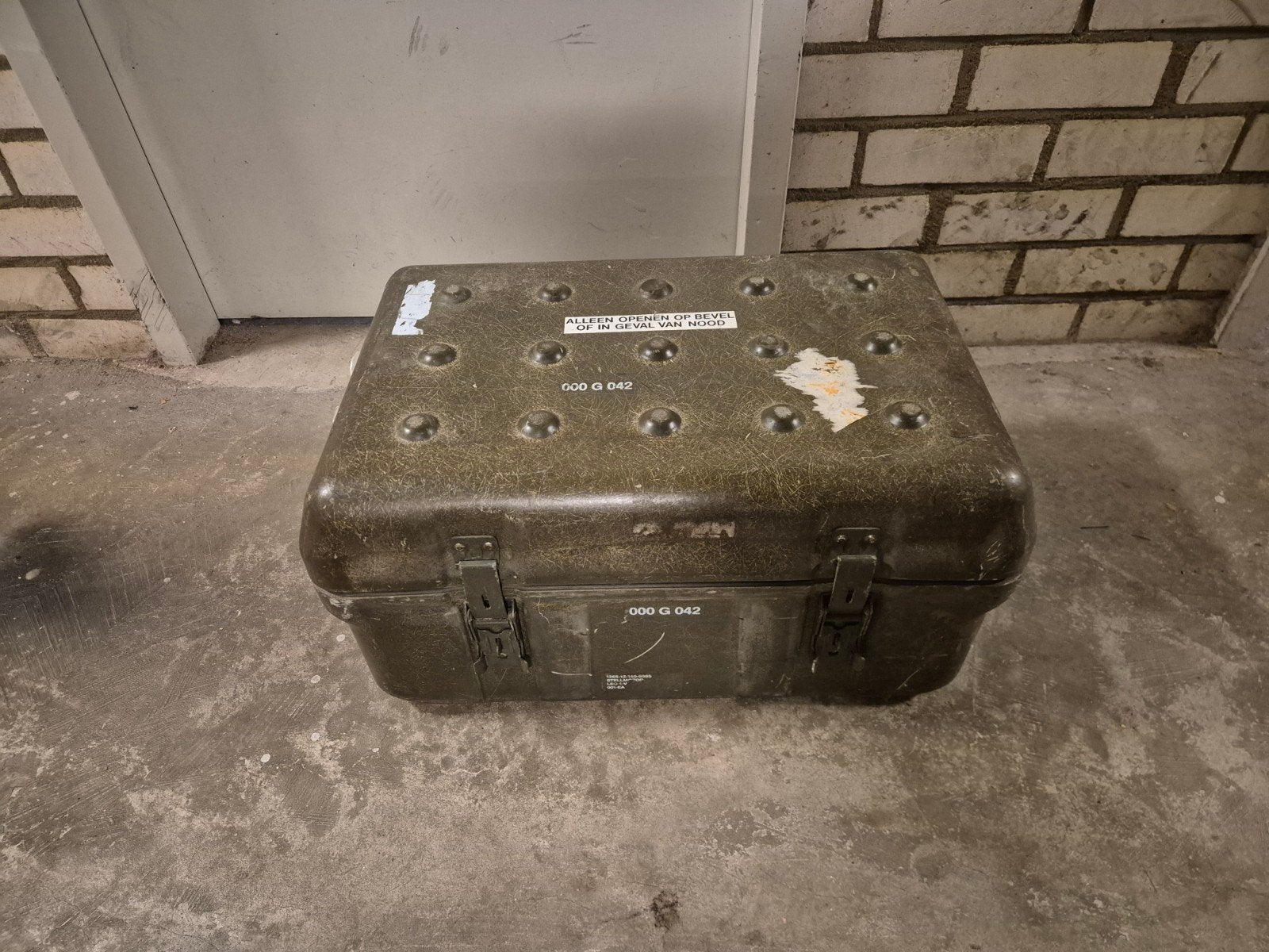 KL GFK transportkist hermetisch afsluitbaar, Ophalen, Landmacht, Nederland, Kist of Geocache