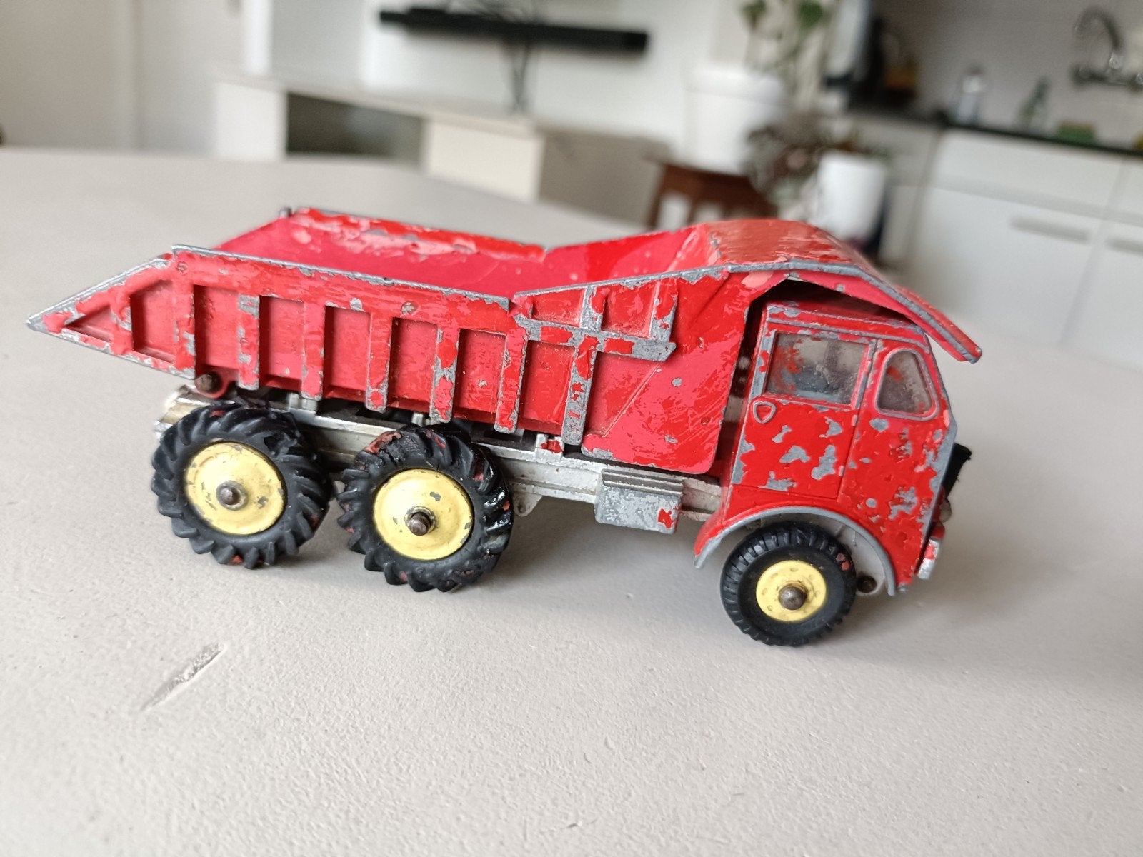 Foden dump truck Dinky toy.
In gebruikte conditie met laksch, Ophalen of Verzenden, Gebruikt, Dinky Toys