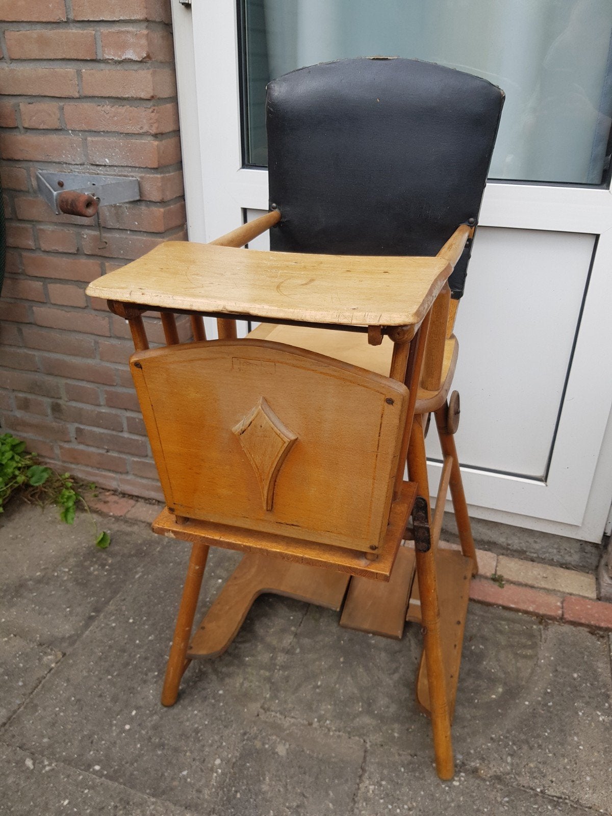 Antieke kinderstoel ruim 100 jaar oud met een emaille po, Ophalen