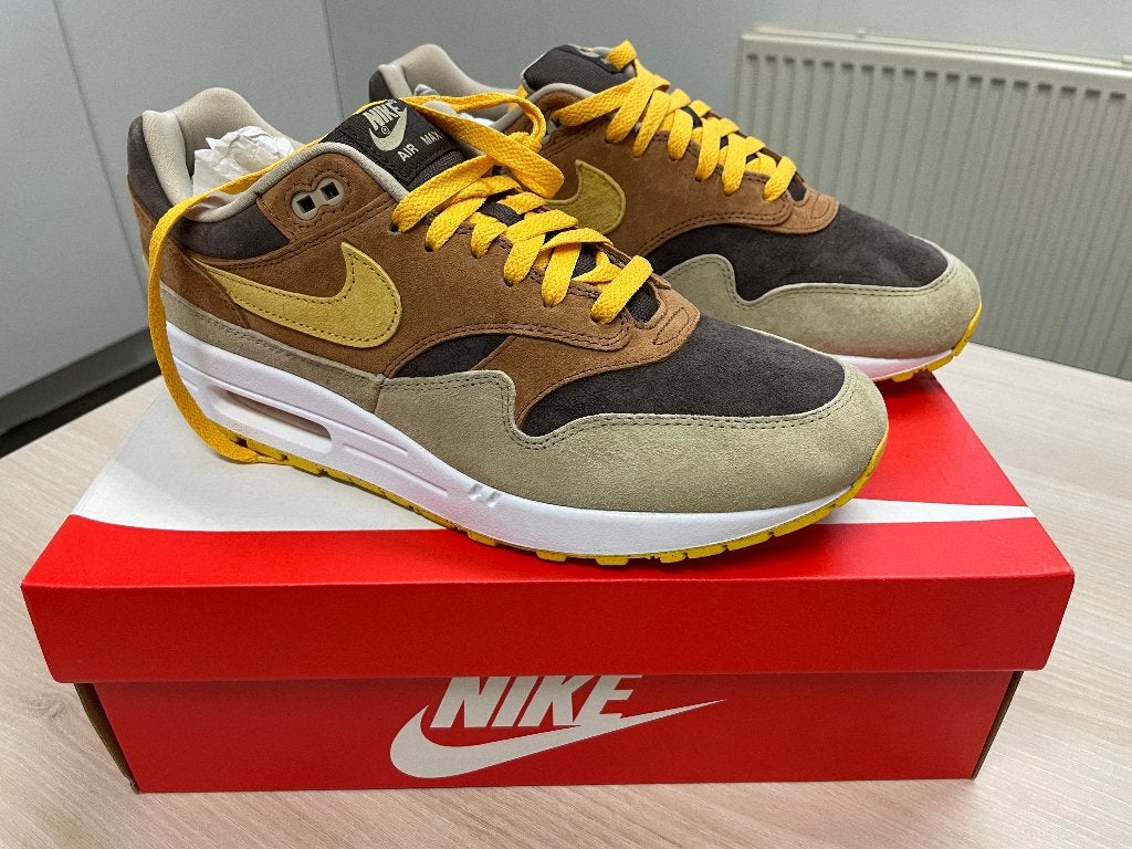 Nike Air Max 1 PRM Duck Pecan Yellow Ochre 44 Ugly Duckling, Ophalen, Overige kleuren, Nike air max 1, Nieuw
