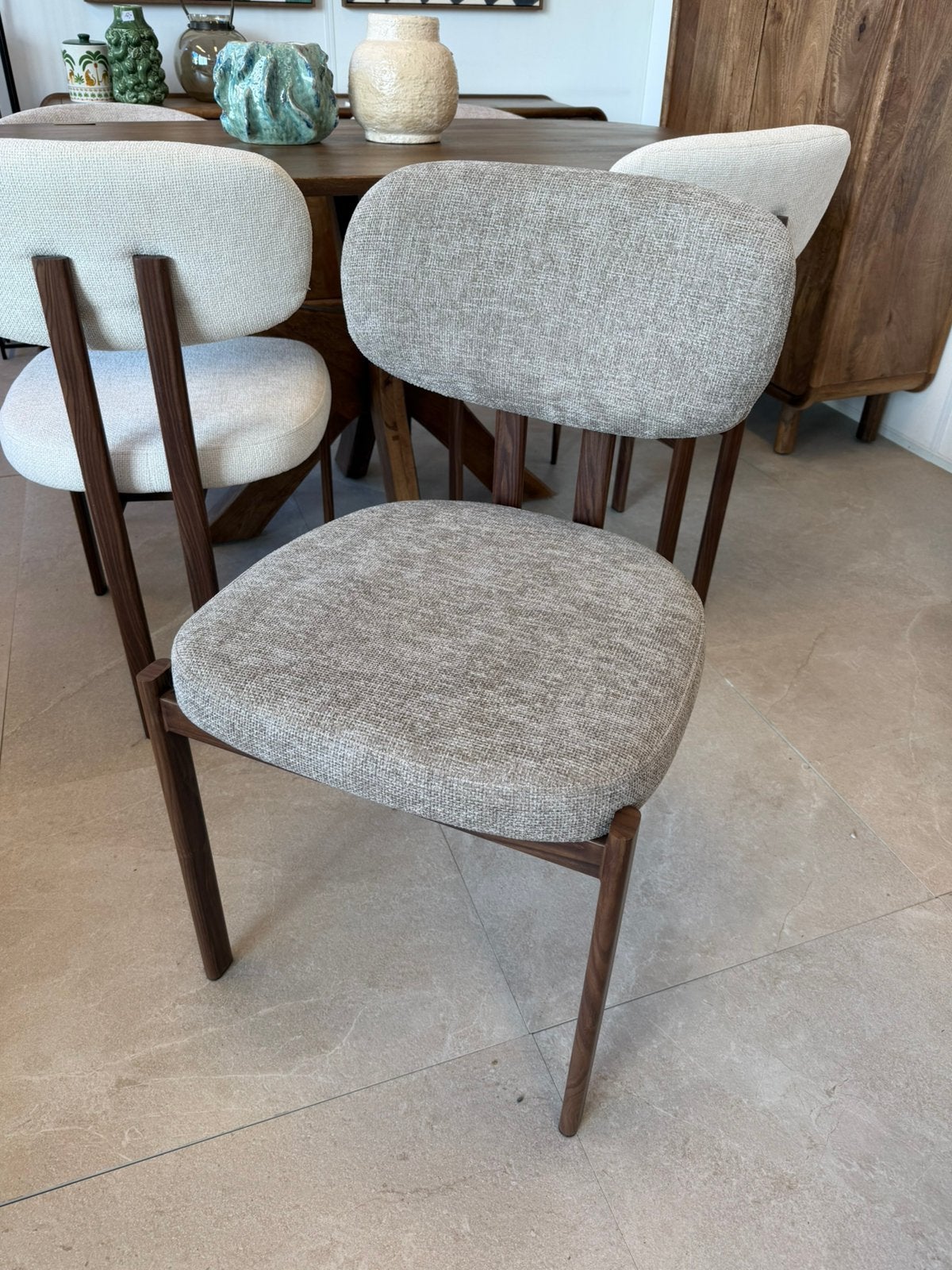Magazijn Leegverkoop Eetstoelen Japandi stof beige houtlook, Japandi, Overige kleuren, Nieuw, Ophalen of Verzenden