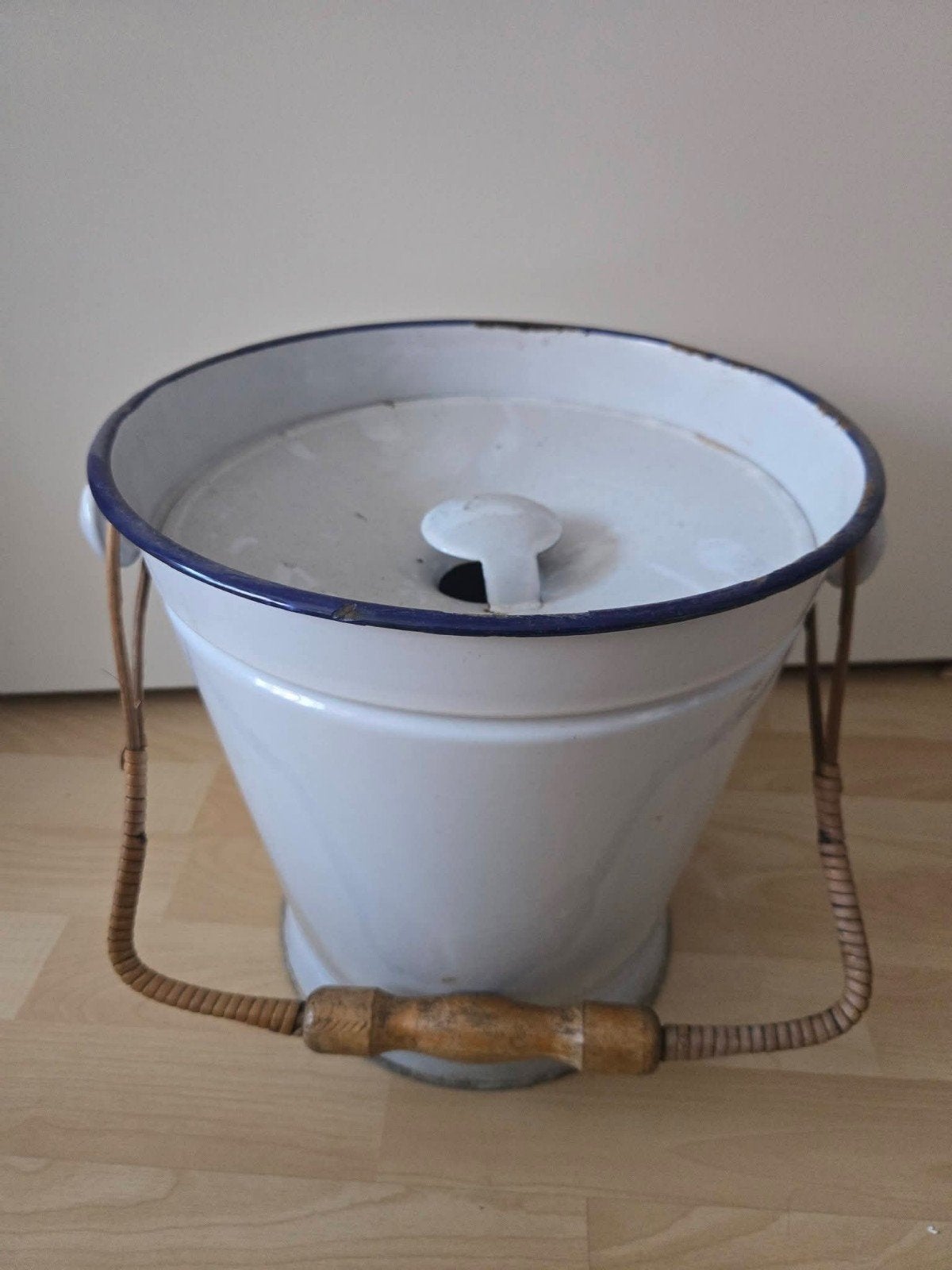 Vintage emaille luieremmer met deksel en rieten hengsel, Ophalen