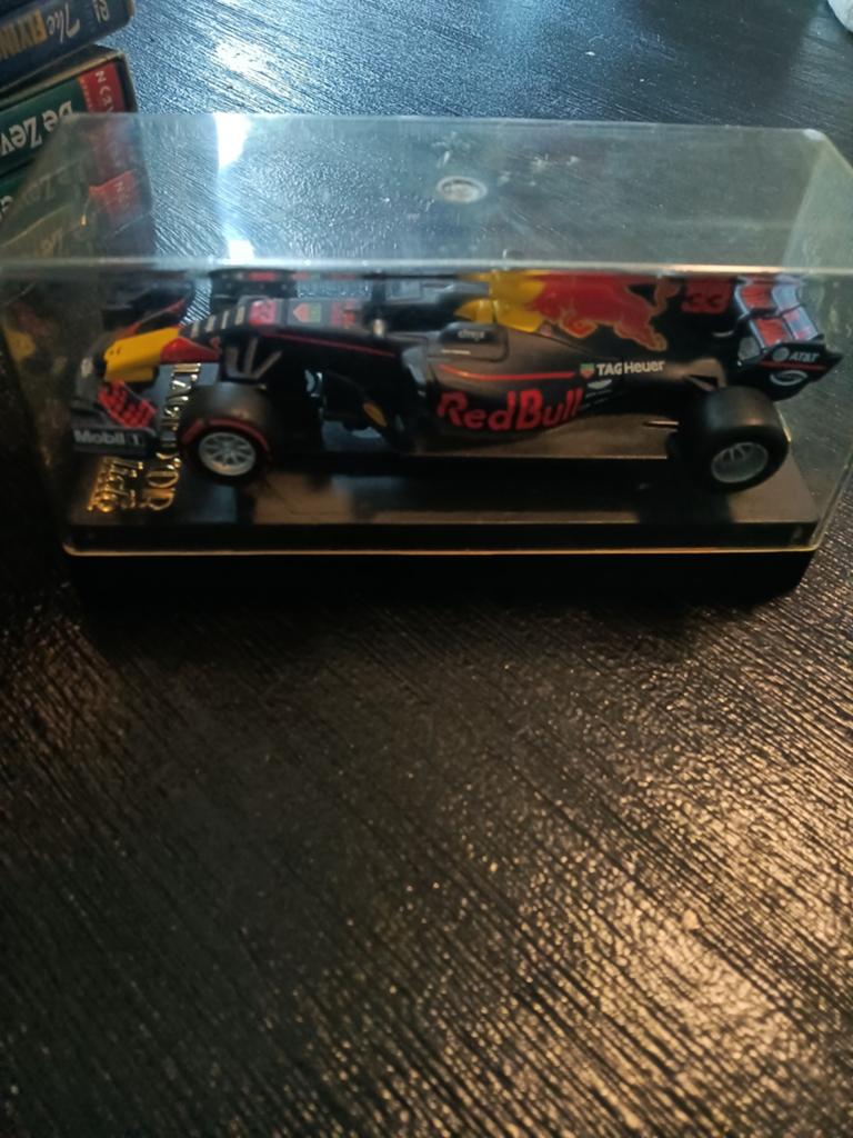 Red Bull Racing F1 modelauto in vitrine, Kinderen en Baby's, Speelgoed | Speelgoedvoertuigen, Ophalen of Verzenden, Zo goed als nieuw