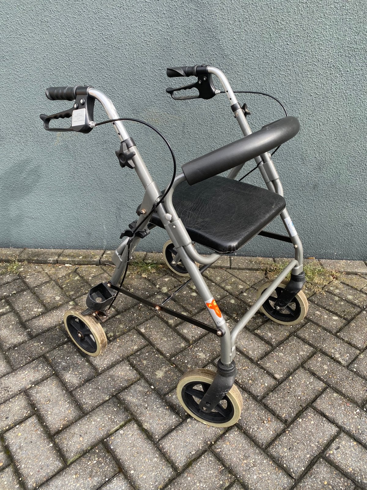 Rollator met stokhouder en ruggensteun, Ophalen, Opvouwbaar, Zo goed als nieuw