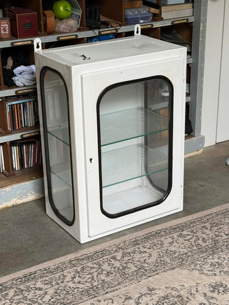 Antieke witte stalen apothekers vitrine - om op te hangen, Ophalen, Met plank(en), Gebruikt, Origineel antiek exemplaar